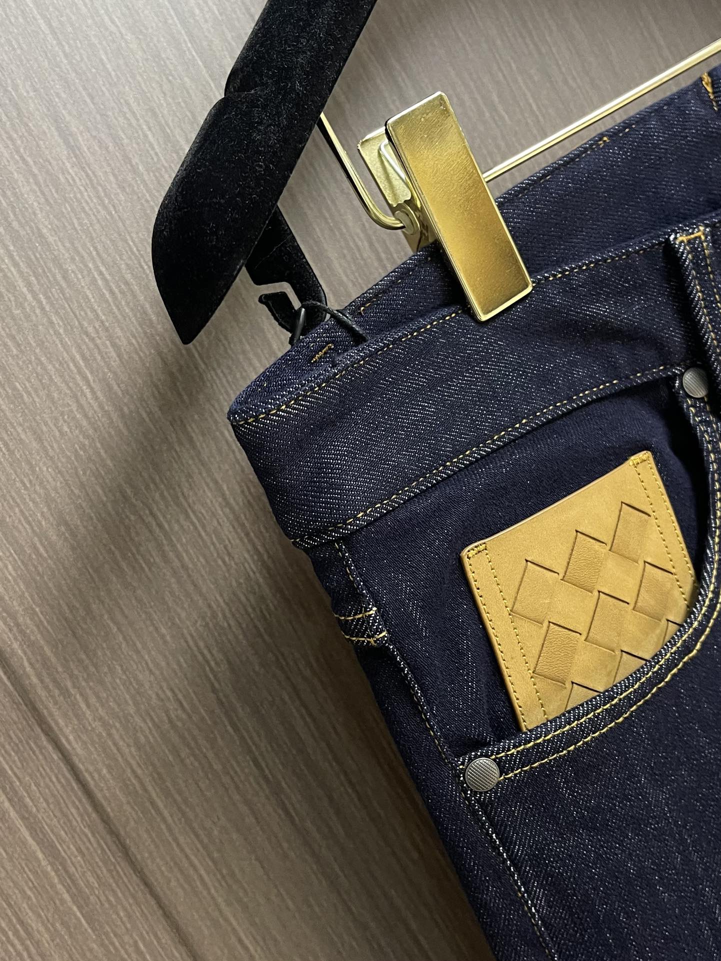 BV 早春新款男款小直筒牛仔裤 特殊天丝混纺面料牛仔长裤 高端时尚休闲牛仔裤 简约时尚的三维裁剪，后腰饰