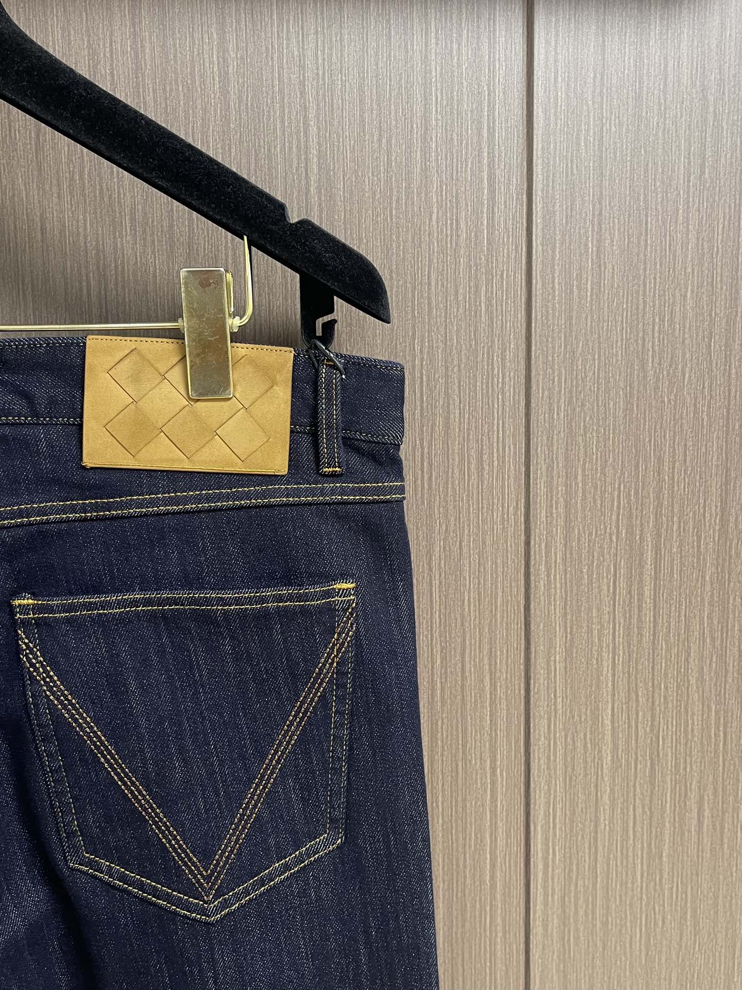 BV 早春新款男款小直筒牛仔裤 特殊天丝混纺面料牛仔长裤 高端时尚休闲牛仔裤 简约时尚的三维裁剪，后腰饰