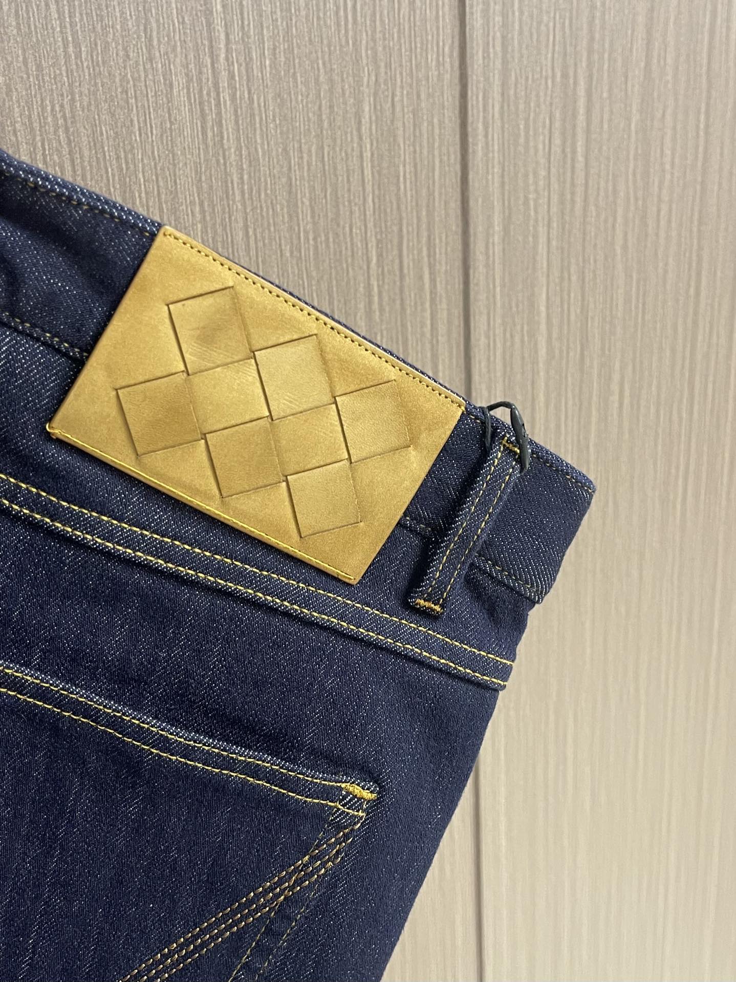 BV 早春新款男款小直筒牛仔裤 特殊天丝混纺面料牛仔长裤 高端时尚休闲牛仔裤 简约时尚的三维裁剪，后腰饰