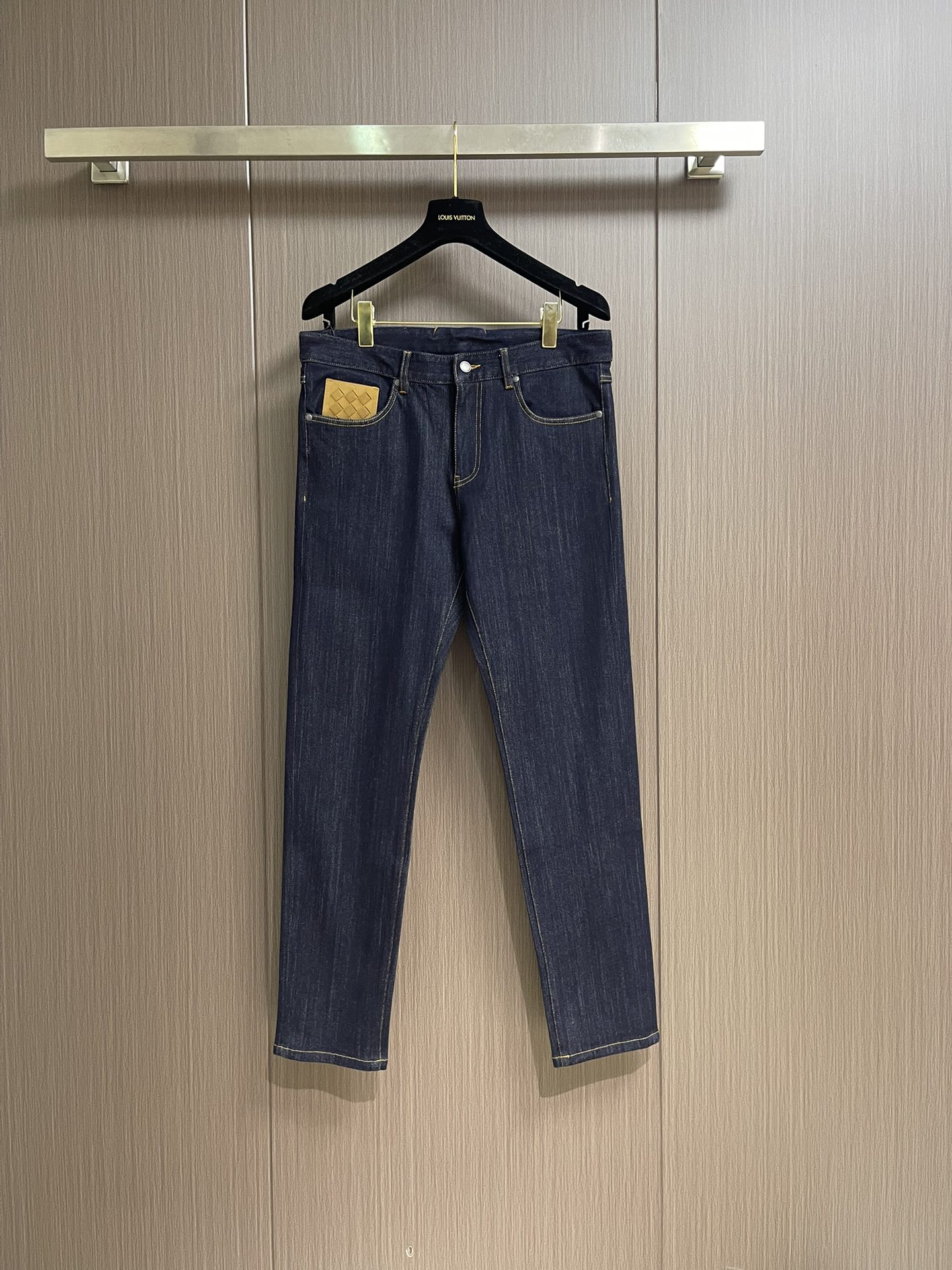 NO:538643,BV Early spring new men's small straight jeans Special Tencel blended fabric denim trousers High-end fashionable casual jeans Simple and fashionable three-dimensional cut, the back waist is decorated with unique leather weaving process, and the thickness just meets the needs of autumn and winter wear. Light and elastic denim fabric. The upper body has excellent effect, showing confidence temperament; all the subtleties show perfect quality, the classic woven leather of the pants symbolizes the highest quality of the brand. Size 30-38 35 37, bottega veneta, jeans, alexander wang19860909BV 早春新款男款小直筒牛仔裤 特殊天丝混纺面料牛仔长裤 高端时尚休闲牛仔裤 简约时尚的三维裁剪,后腰饰有皮革编织工艺独特,厚度刚好满足秋冬季节穿搭需求 轻薄具有弹性牛仔面料 上身效果极佳,彰显自信气质；所有细微处尽情展现完美品质,裤子的经典编织皮革象征了品牌至高的品质.尺码30-38 有35 无37,,bottega veneta,jeans,alexander wang,Men's clothing