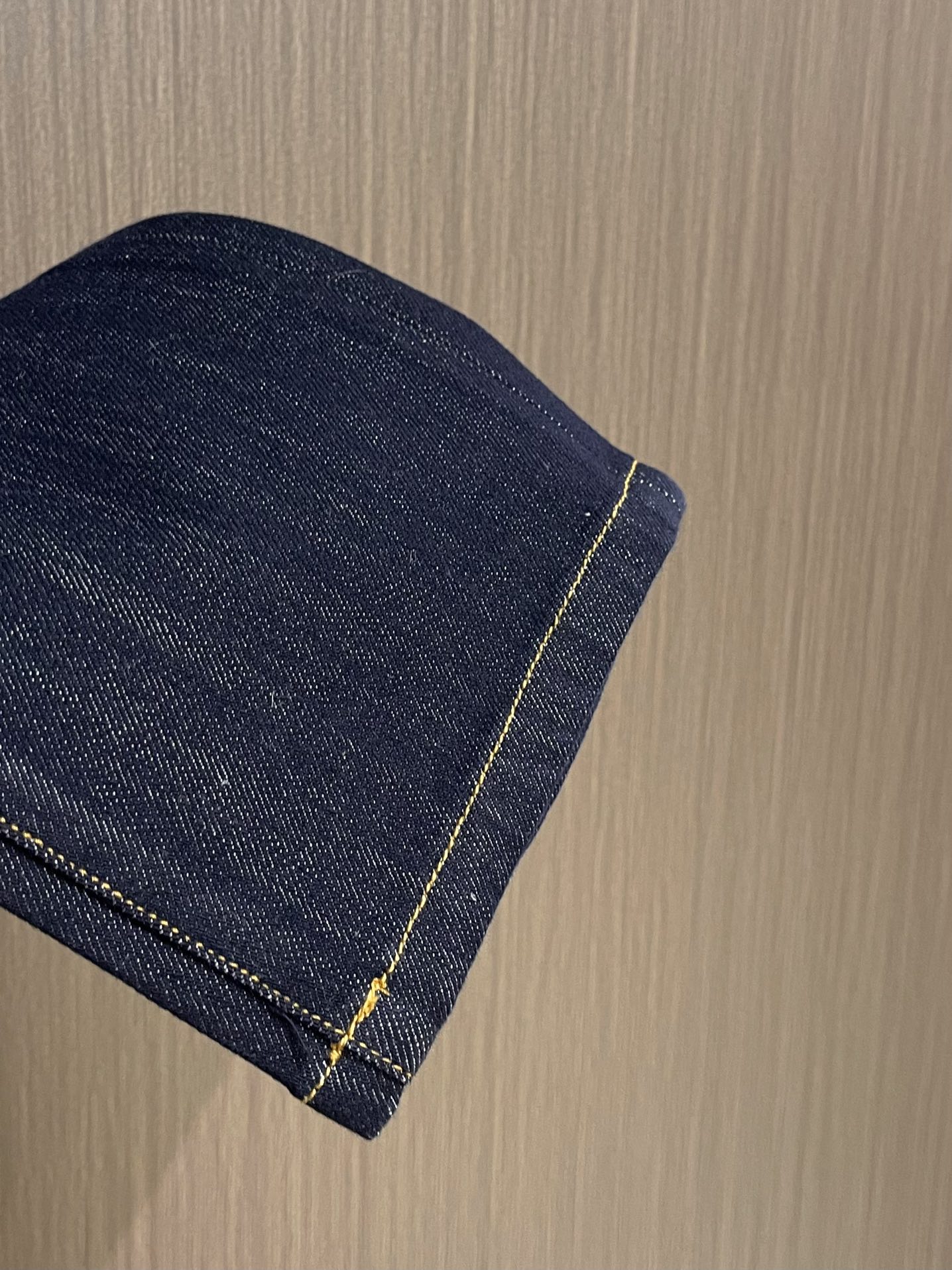 BV 早春新款男款小直筒牛仔裤 特殊天丝混纺面料牛仔长裤 高端时尚休闲牛仔裤 简约时尚的三维裁剪，后腰饰