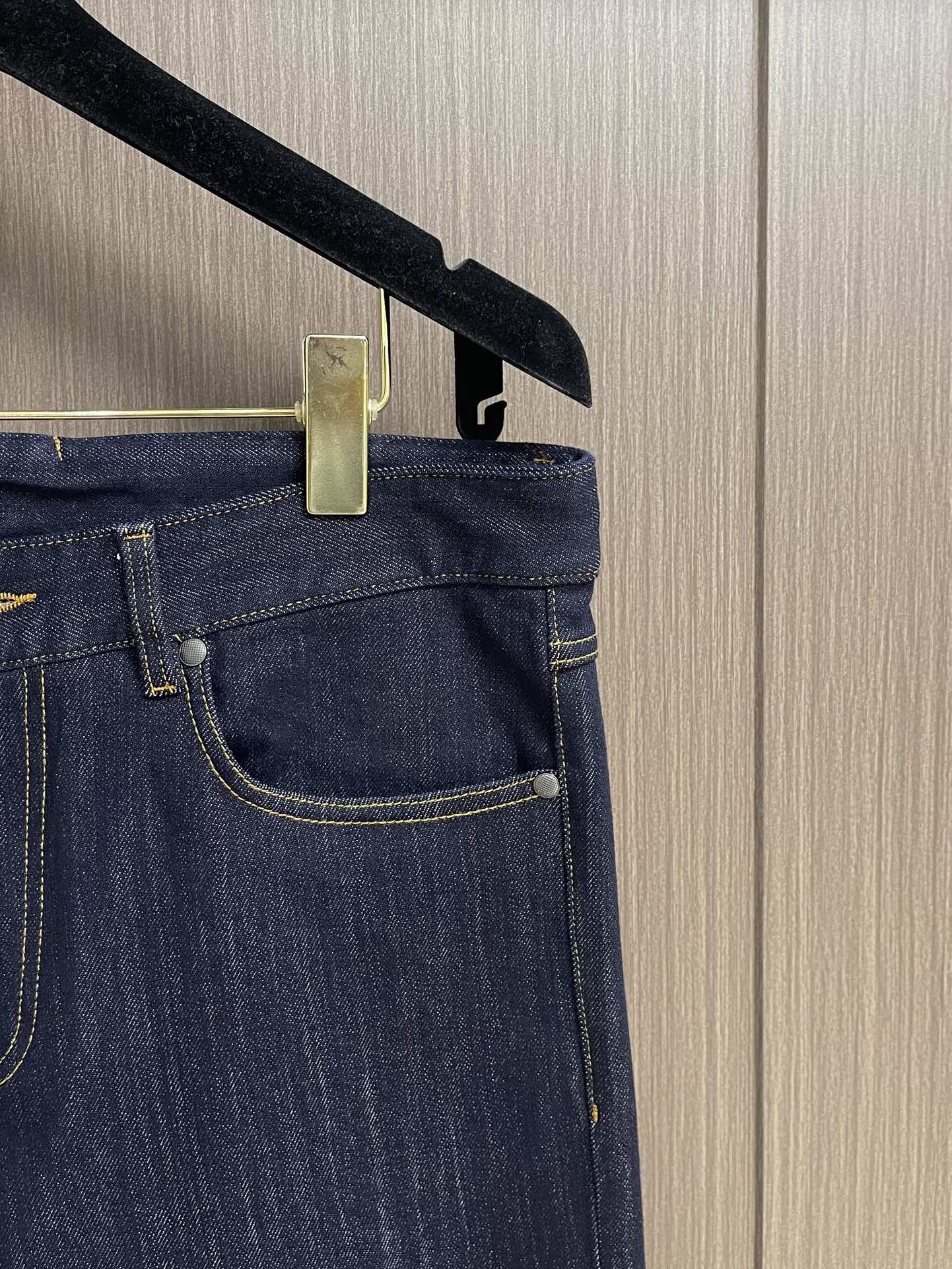 BV 早春新款男款小直筒牛仔裤 特殊天丝混纺面料牛仔长裤 高端时尚休闲牛仔裤 简约时尚的三维裁剪，后腰饰