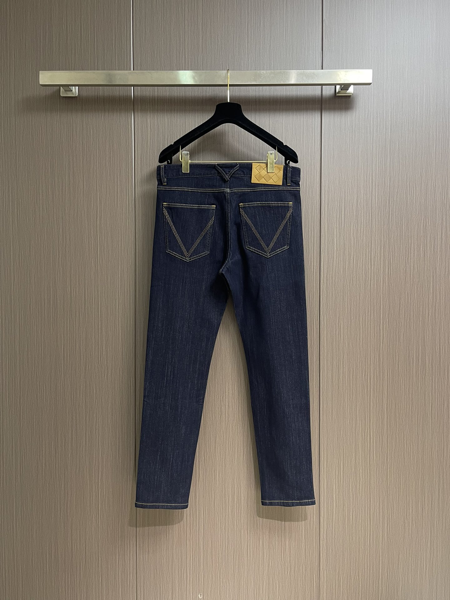 BV 早春新款男款小直筒牛仔裤 特殊天丝混纺面料牛仔长裤 高端时尚休闲牛仔裤 简约时尚的三维裁剪，后腰饰