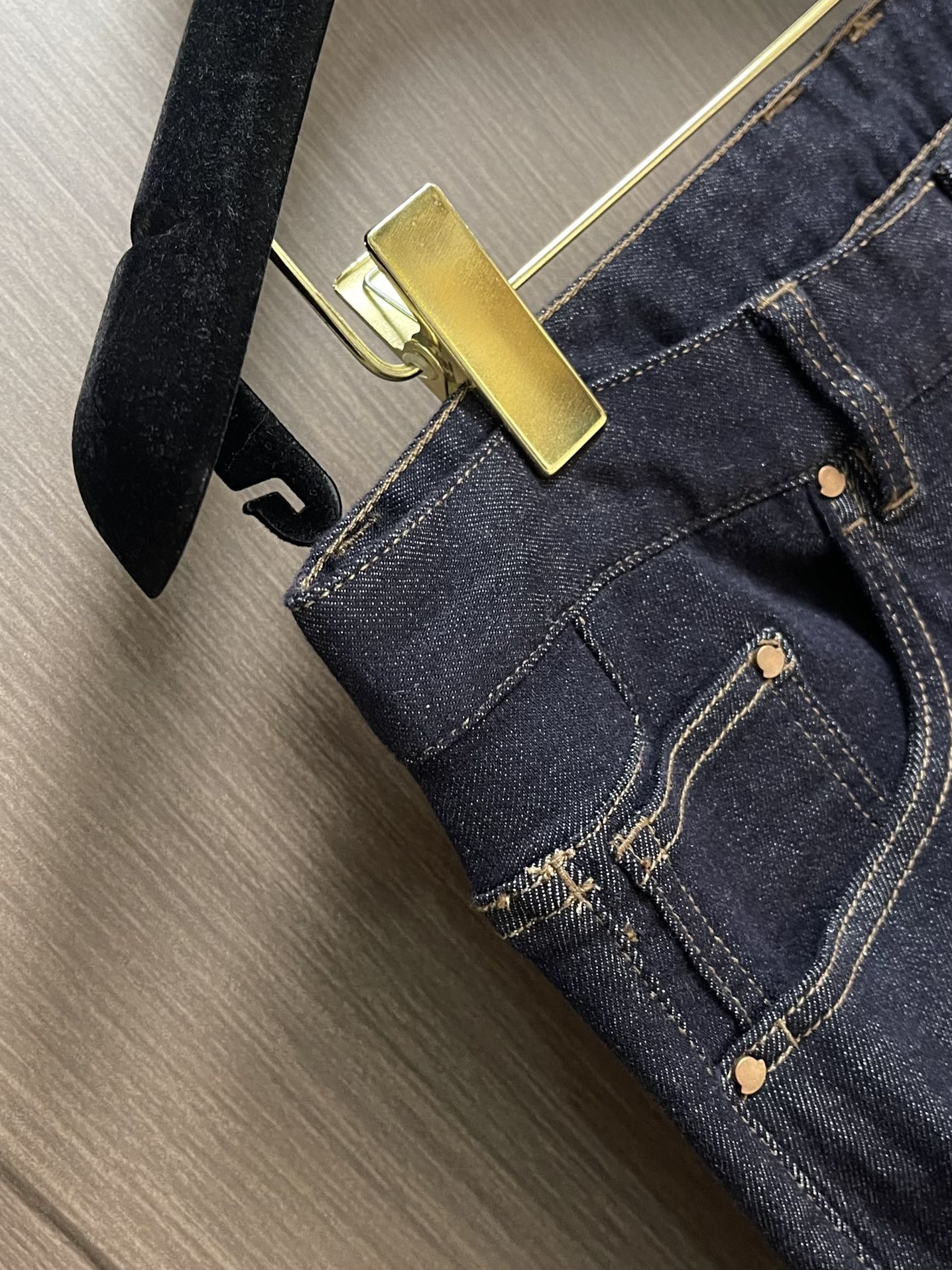 Moncler 新款牛仔裤，超级百搭、殿堂级的牛仔裤，采用丹宁牛仔布，通过环保洗水工艺使面料变得柔软，面