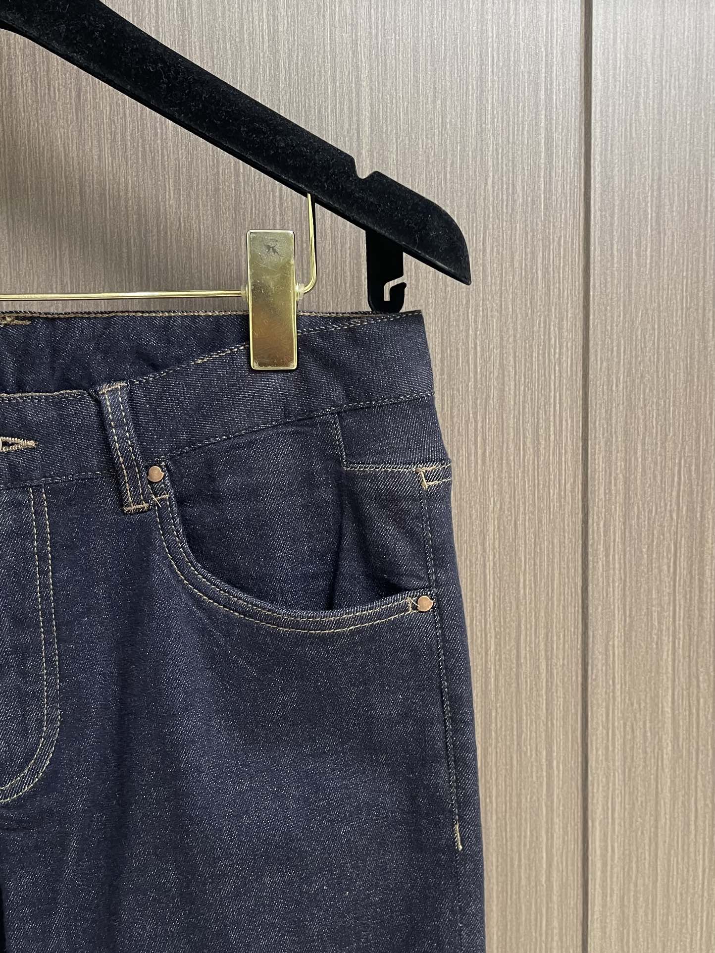 Moncler 新款牛仔裤，超级百搭、殿堂级的牛仔裤，采用丹宁牛仔布，通过环保洗水工艺使面料变得柔软，面