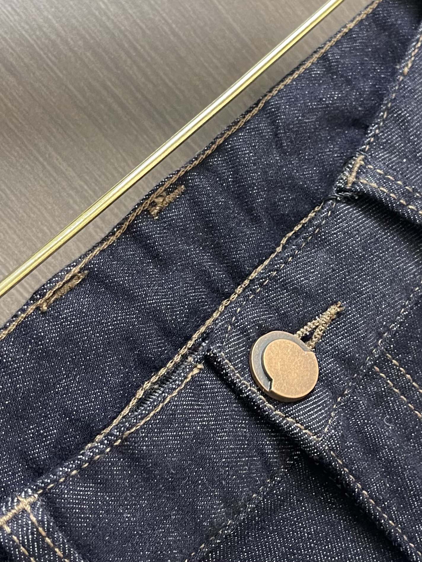 Moncler 新款牛仔裤，超级百搭、殿堂级的牛仔裤，采用丹宁牛仔布，通过环保洗水工艺使面料变得柔软，面