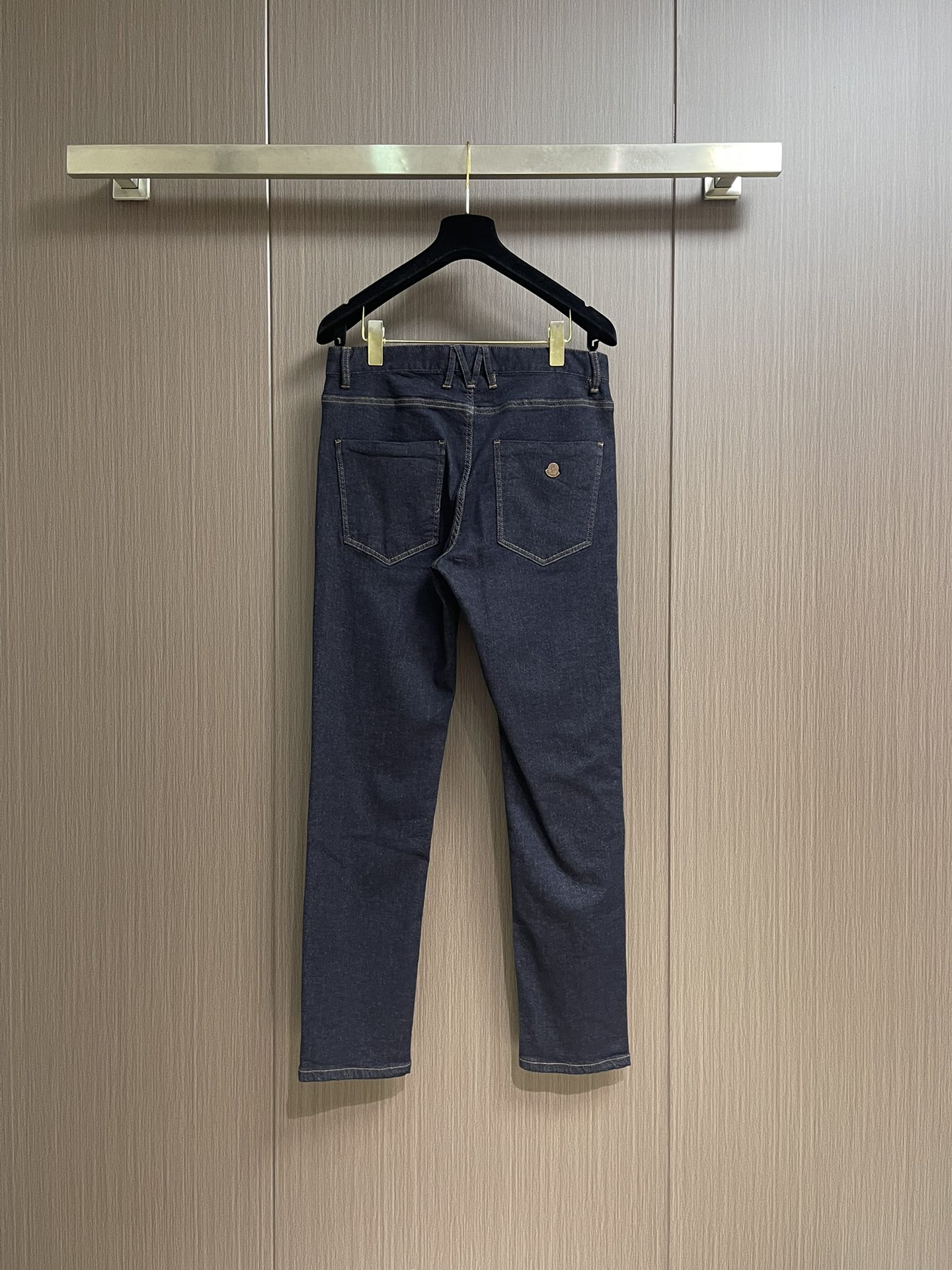 Moncler 新款牛仔裤，超级百搭、殿堂级的牛仔裤，采用丹宁牛仔布，通过环保洗水工艺使面料变得柔软，面