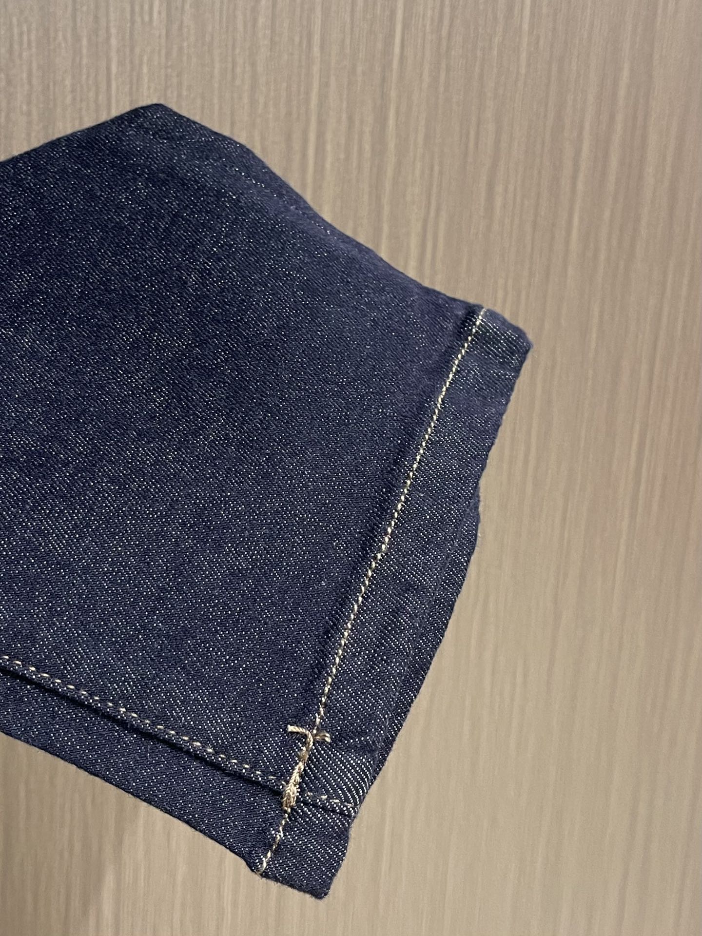 Moncler 新款牛仔裤，超级百搭、殿堂级的牛仔裤，采用丹宁牛仔布，通过环保洗水工艺使面料变得柔软，面