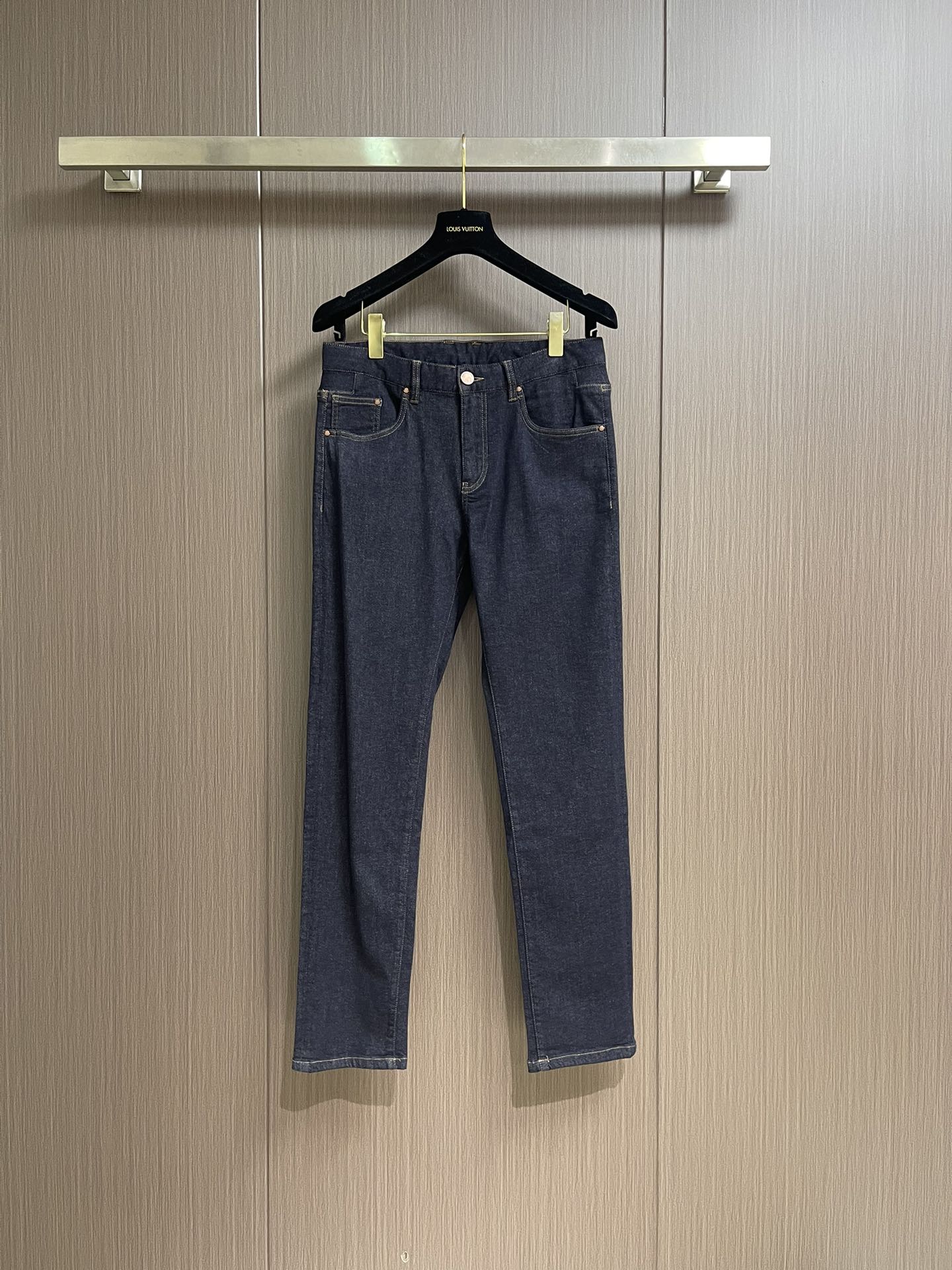 NO:538723,Moncler's new jeans, super versatile, palace-grade jeans, uses denim denim, and makes the fabric softer through environmentally friendly washing process. The fabric is slightly elastic and has a higher comfort. The inner edge is wrapped, engraved hardware buttons, leather cards, and wheat weaving accessories are all original products. Straight-tube style, not picky about body shape. Size 30-38 There are 35 No 37, jeans, alexander wang19860909Moncler 新款牛仔裤,超级百搭、殿堂级的牛仔裤,采用丹宁牛仔布,通过环保洗水工艺使面料变得柔软,面料微弹,舒适度更高,内里包边,刻字五金纽扣、皮牌、织麦辅料全为原厂货.直筒版型,不挑身材.尺码30-38 有35 无37,,jeans,alexander wang,Men's clothing