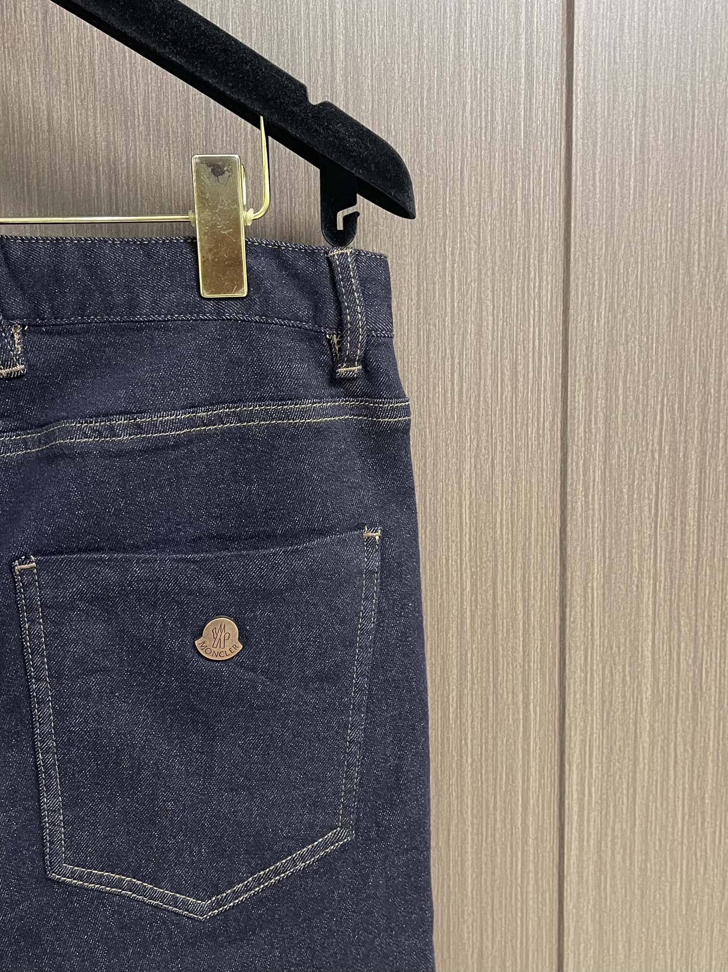 Moncler 新款牛仔裤，超级百搭、殿堂级的牛仔裤，采用丹宁牛仔布，通过环保洗水工艺使面料变得柔软，面