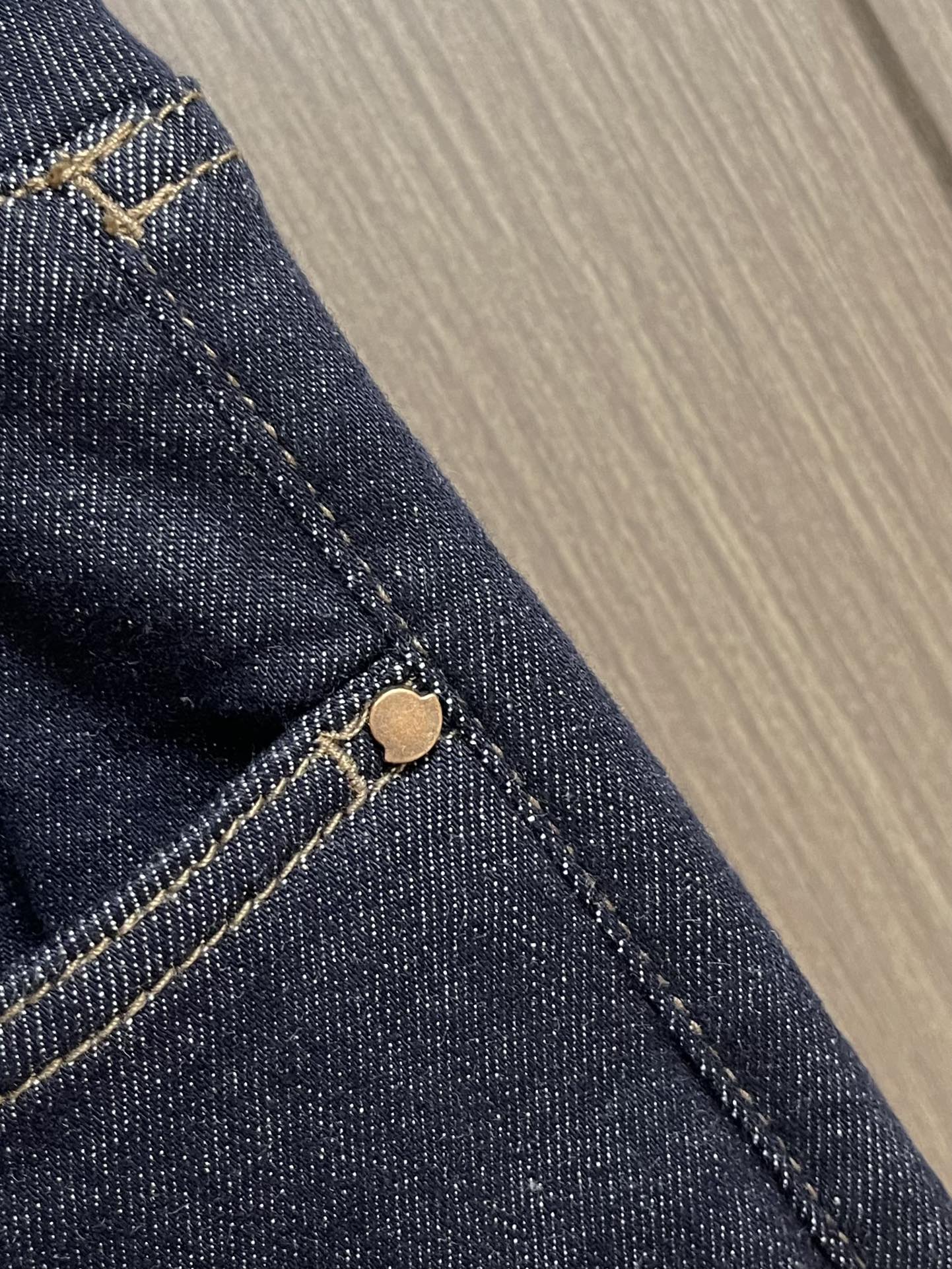 Moncler 新款牛仔裤，超级百搭、殿堂级的牛仔裤，采用丹宁牛仔布，通过环保洗水工艺使面料变得柔软，面