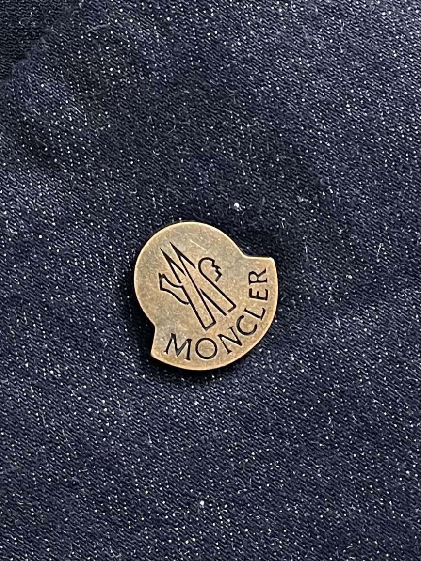 Moncler 新款牛仔裤，超级百搭、殿堂级的牛仔裤，采用丹宁牛仔布，通过环保洗水工艺使面料变得柔软，面