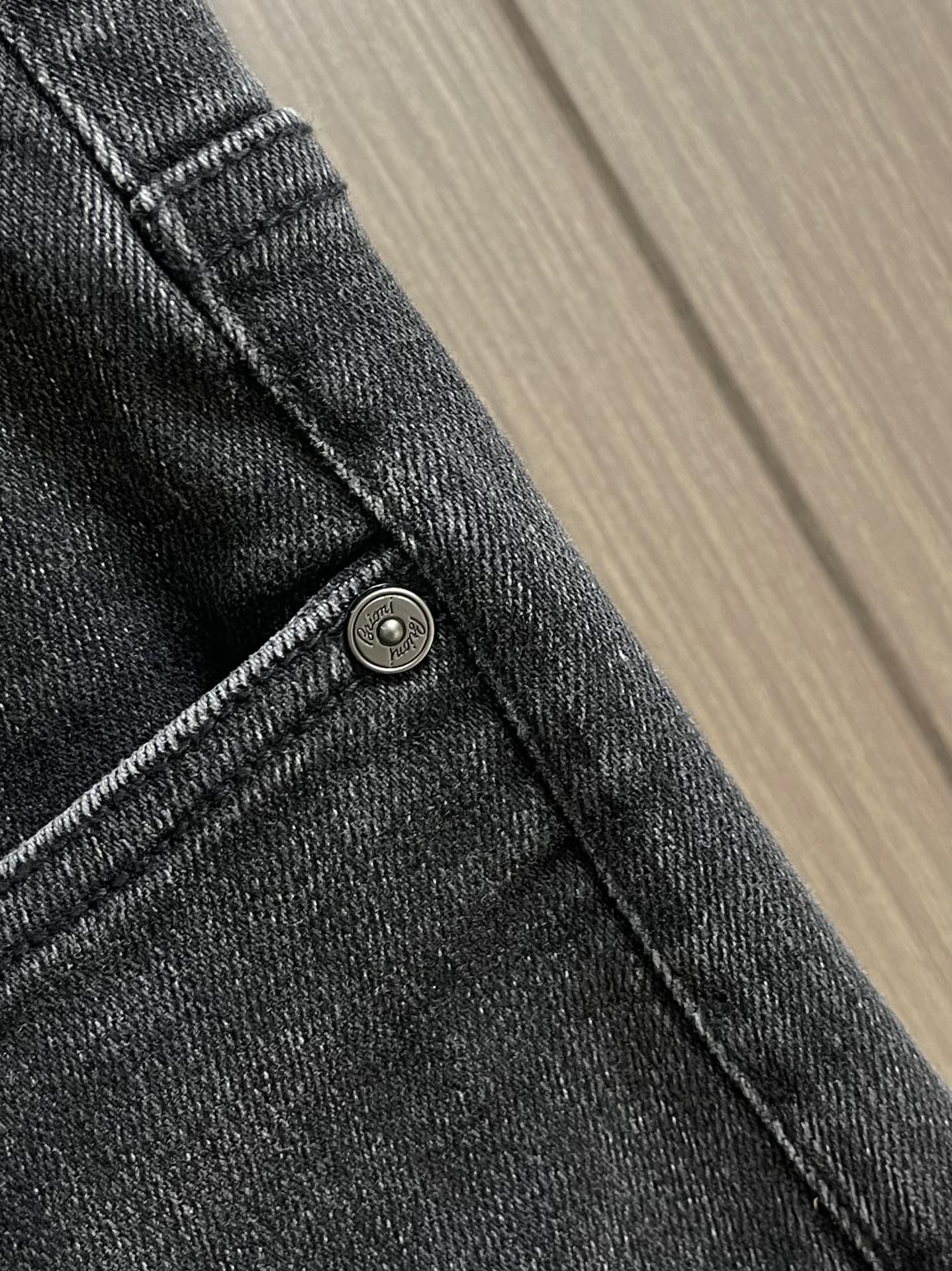 Brioni 布里奥尼 2025SS早秋新品牛仔裤，品牌全新推出系列，柔软舒适有质感，经典元素色系，定制