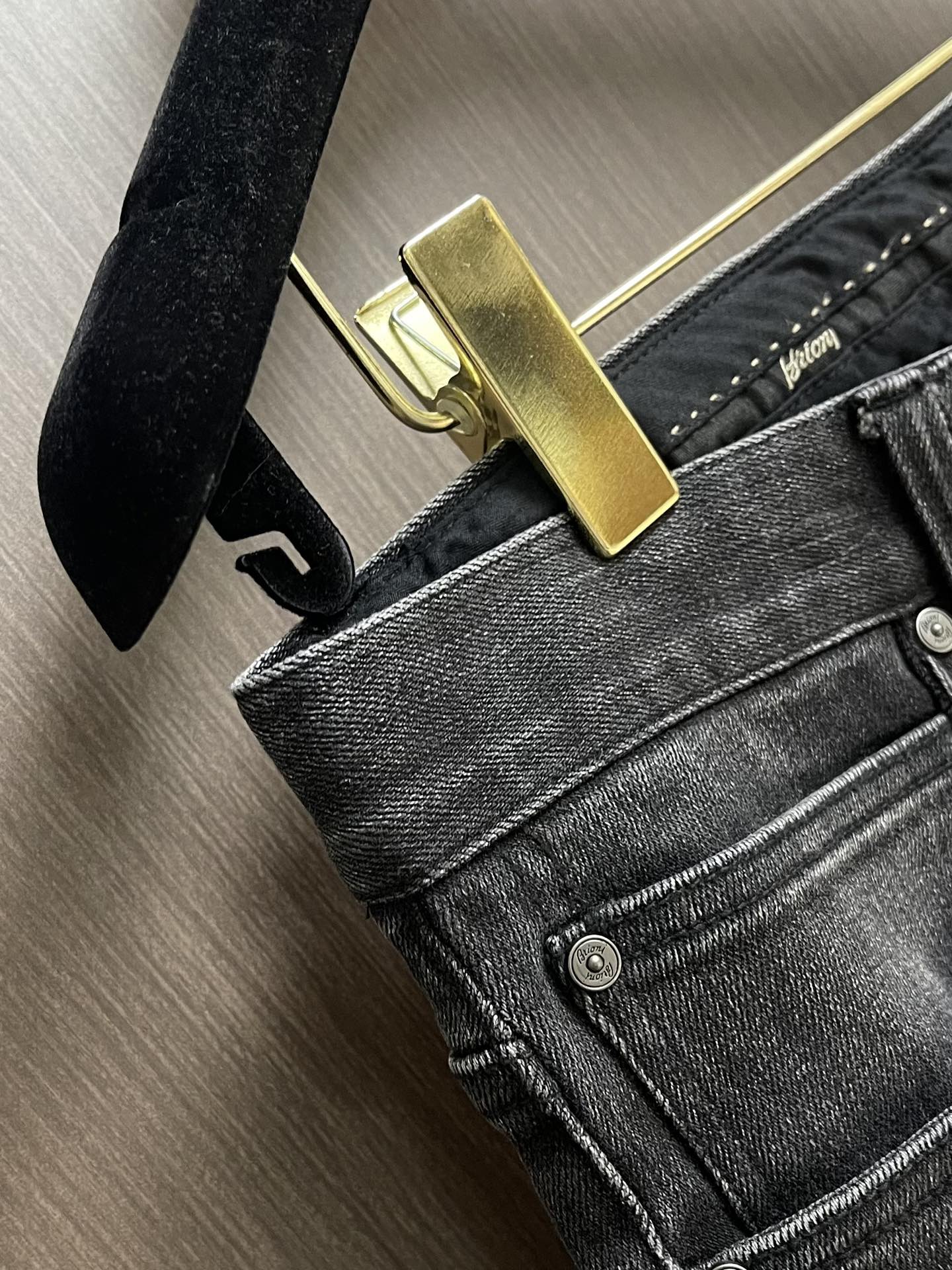 Brioni 布里奥尼 2025SS早秋新品牛仔裤，品牌全新推出系列，柔软舒适有质感，经典元素色系，定制