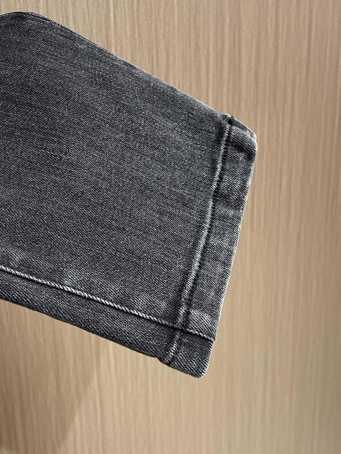 Brioni 布里奥尼 2025SS早秋新品牛仔裤，品牌全新推出系列，柔软舒适有质感，经典元素色系，定制