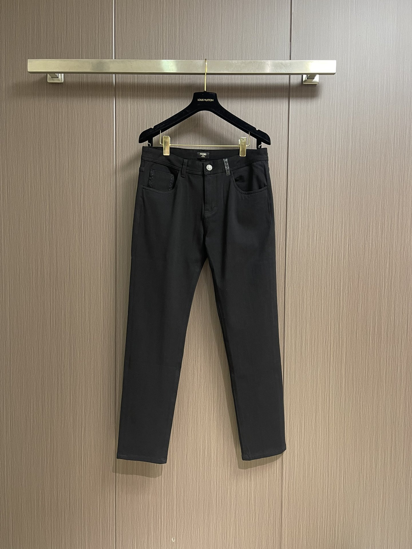 NO:539630,Fendi new jeans, customized imported denim fabric, excellent texture. Classic five-bag design, rear bag imprint logo design, original consistent hardware and accessories, the details are ultimate, the production is perfect. Size 30-38 35 37, fendi, jeans, alexander wang19860909Fendi 新款牛仔裤,订制进口丹宁布料,质感卓然.经典五袋设计,后袋压印 logo标识设计,原厂一致五金辅料,细节做到极致,出品堪称完美.尺码30-38 有35 无37,,fendi,jeans,alexander wang,Men's clothing