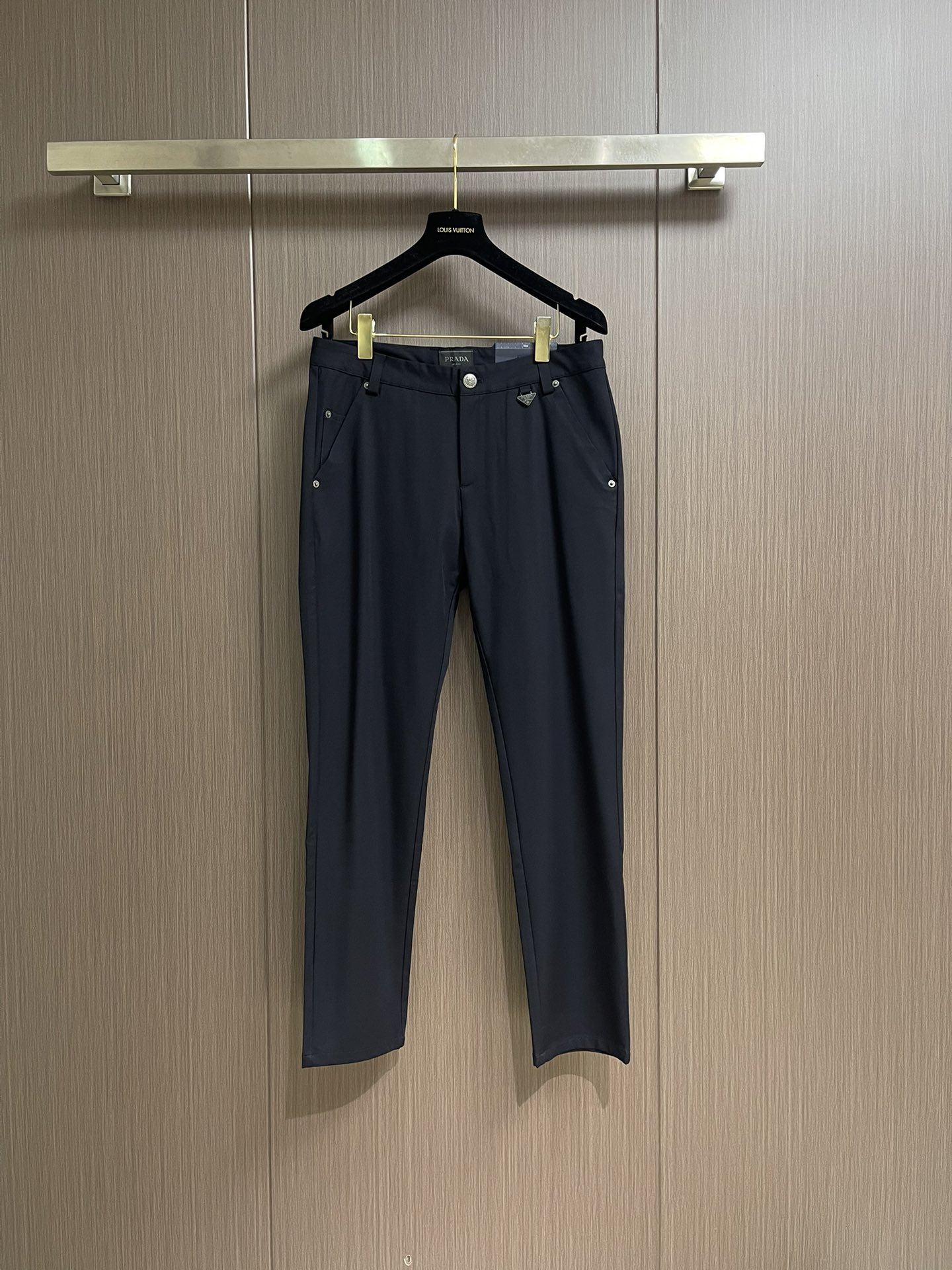 NO:539633,Prada men's casual pants, the upper body style is invincible!  This pants are absolutely versatile, with elastic waistline and daily work. They can be worn outdoors. They are a perfect combination of fashion and leisure and outdoor sports, so whether you wear them normally or outdoors, it is your best choice. Size 30-38, 35, 37, prada, alexander wang19860909Prada 男士休闲裤,上身版型无敌正！绝对可以闭眼收的一款,此款裤子非常百搭,弹力腰围,日常上班 户外运动都可以穿着,是时尚休闲与户外运动的完美结合,所以无论您平时穿或者户外穿都是您的最佳选择.尺码30-38 有35 无37,,prada,alexander wang,Men's clothing