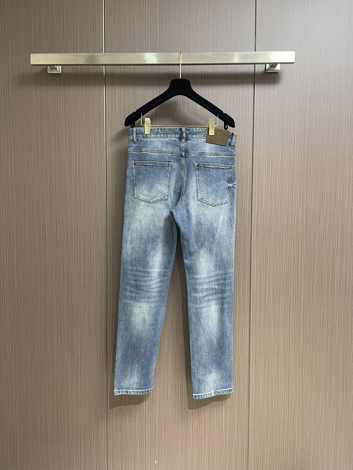 ETRO 常规款做旧丹宁牛仔裤，这款中腰牛仔裤采用经典剪裁，经过漂白水洗处理，突显丹宁牛仔的别样质感。设