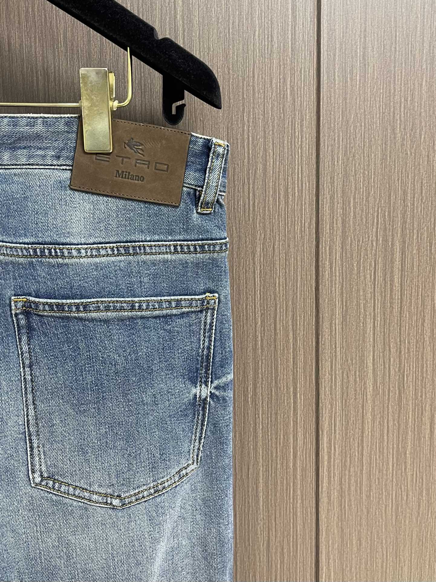 ETRO 常规款做旧丹宁牛仔裤，这款中腰牛仔裤采用经典剪裁，经过漂白水洗处理，突显丹宁牛仔的别样质感。设