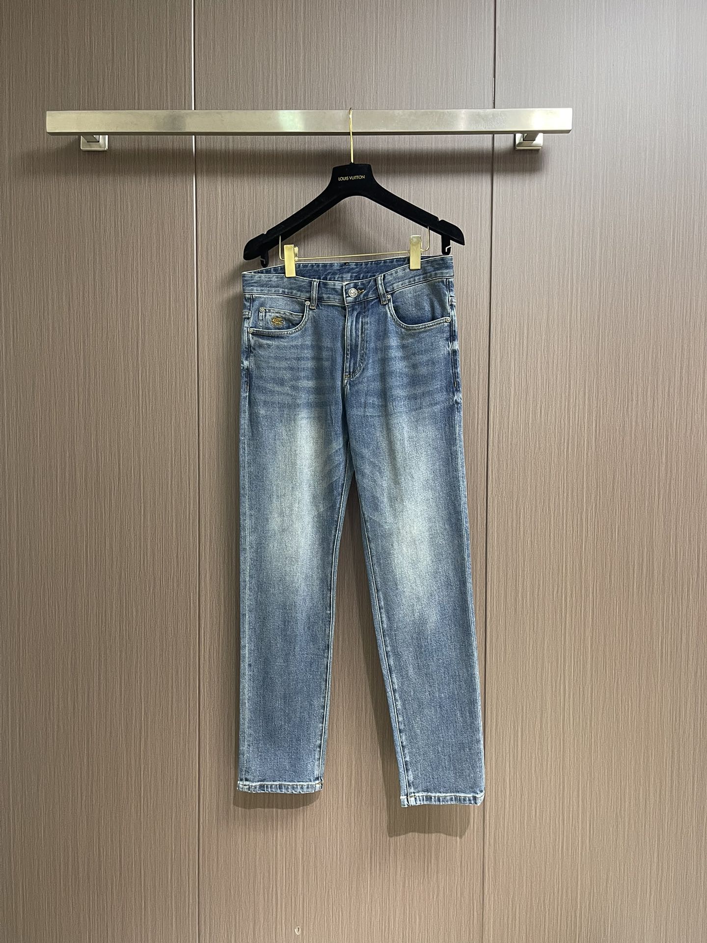 NO:538712,ETRO regular style of old denim jeans, this mid-waist jeans are classically tailored and bleached to highlight the unique texture of denim jeans. It has five pockets and the label is printed with a classic logo. Size 30-38 35 37, jeans, alexander wang19860909ETRO 常规款做旧丹宁牛仔裤,这款中腰牛仔裤采用经典剪裁,经过漂白水洗处理,突显丹宁牛仔的别样质感.设有五口袋,标签印有典藏徽标.尺码30-38 有35 无37,,jeans,alexander wang,Men's clothing