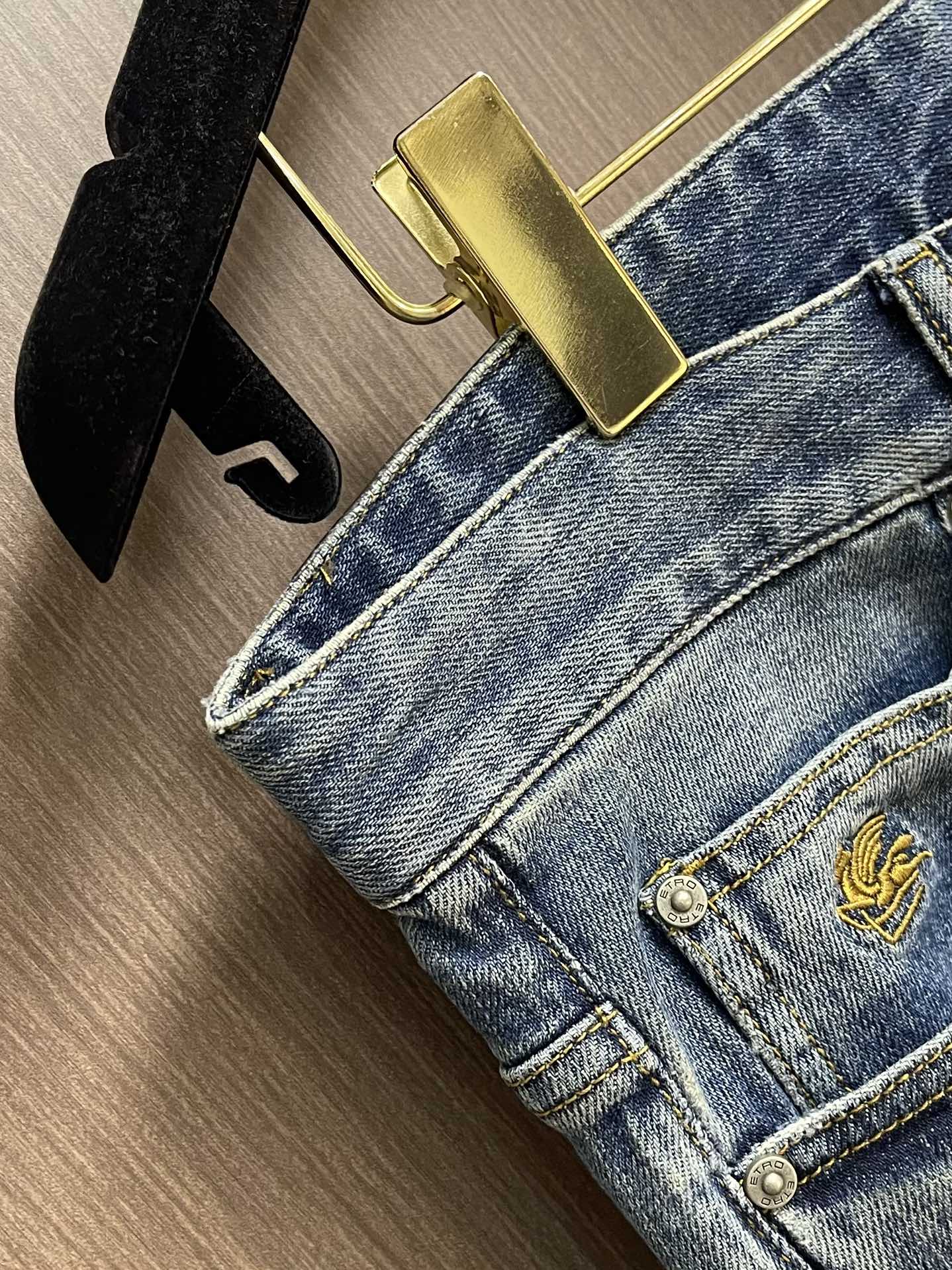 ETRO 常规款做旧丹宁牛仔裤，这款中腰牛仔裤采用经典剪裁，经过漂白水洗处理，突显丹宁牛仔的别样质感。设