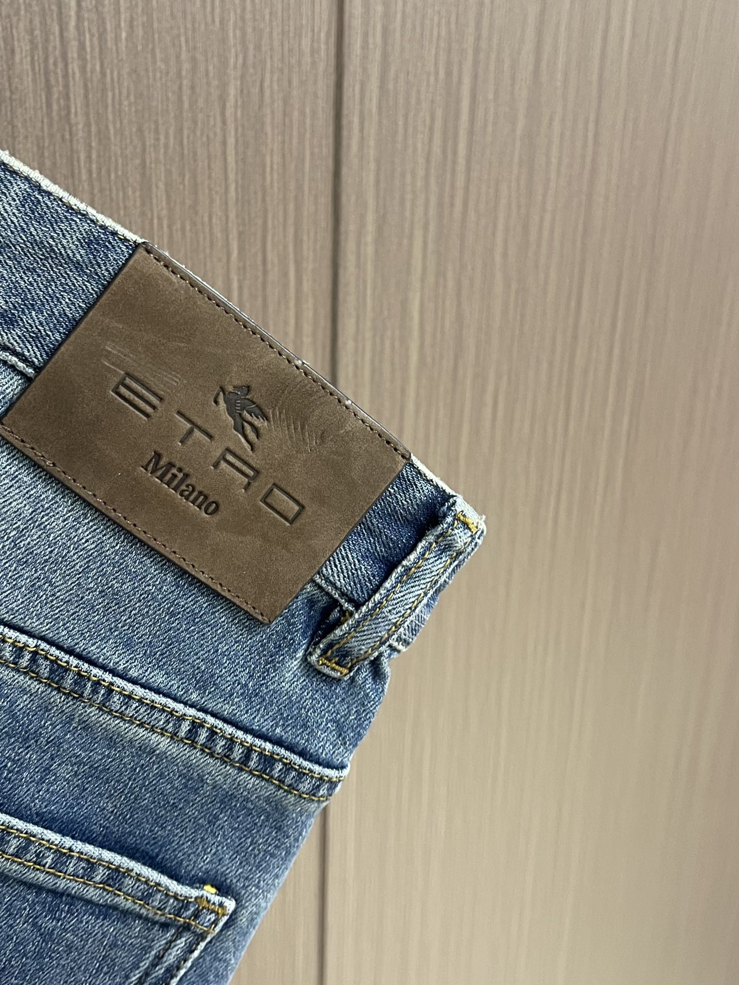 ETRO 常规款做旧丹宁牛仔裤，这款中腰牛仔裤采用经典剪裁，经过漂白水洗处理，突显丹宁牛仔的别样质感。设