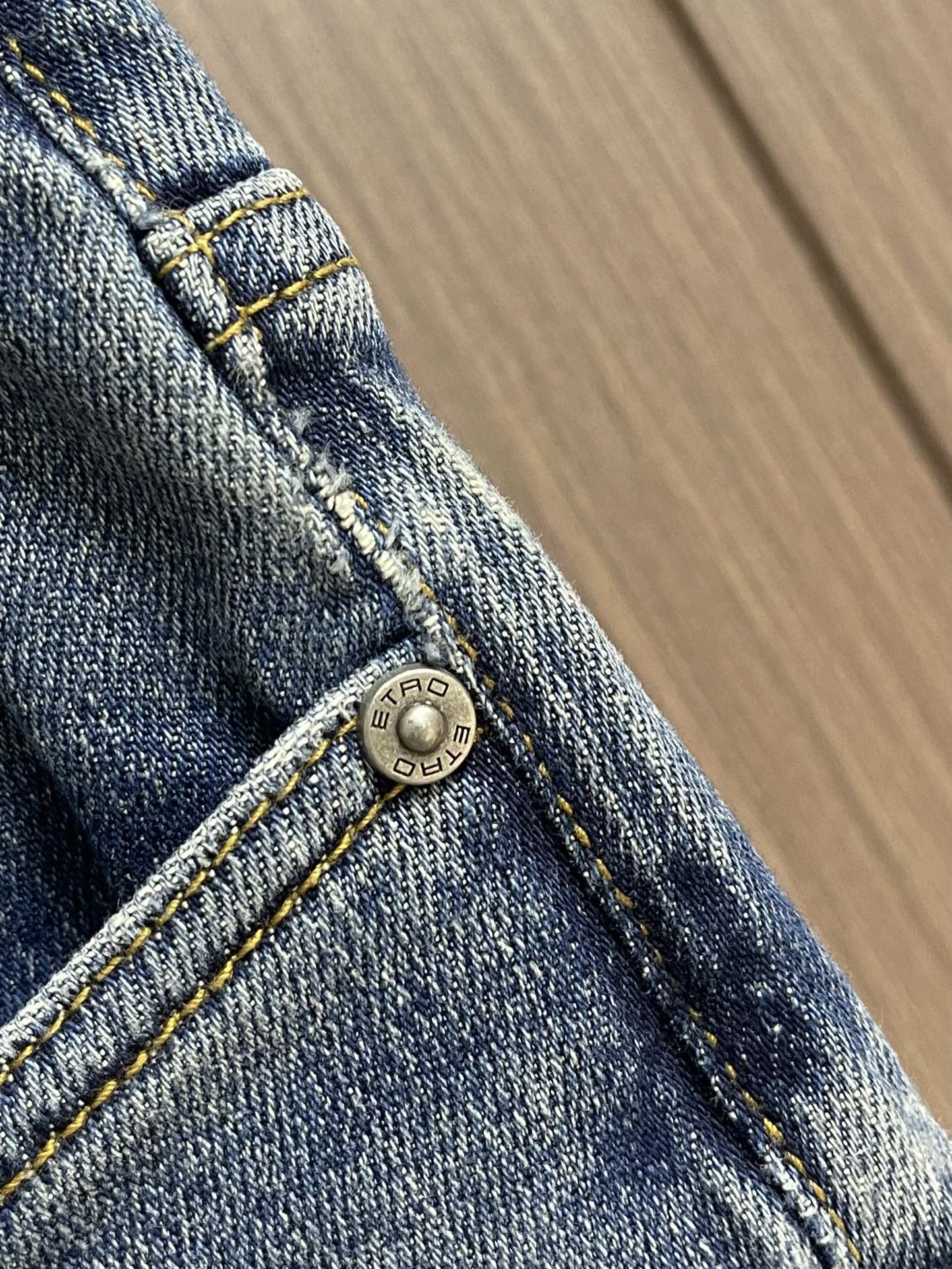 ETRO 常规款做旧丹宁牛仔裤，这款中腰牛仔裤采用经典剪裁，经过漂白水洗处理，突显丹宁牛仔的别样质感。设