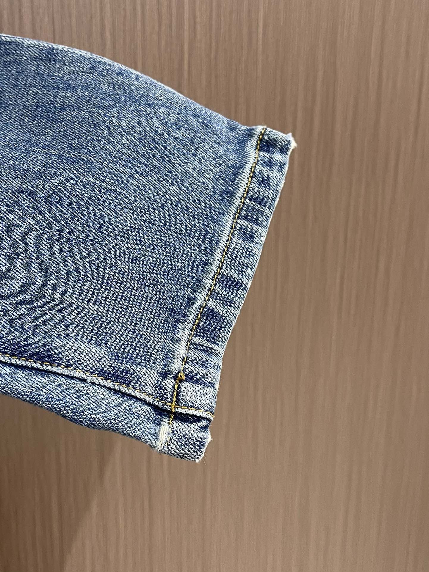 ETRO 常规款做旧丹宁牛仔裤，这款中腰牛仔裤采用经典剪裁，经过漂白水洗处理，突显丹宁牛仔的别样质感。设