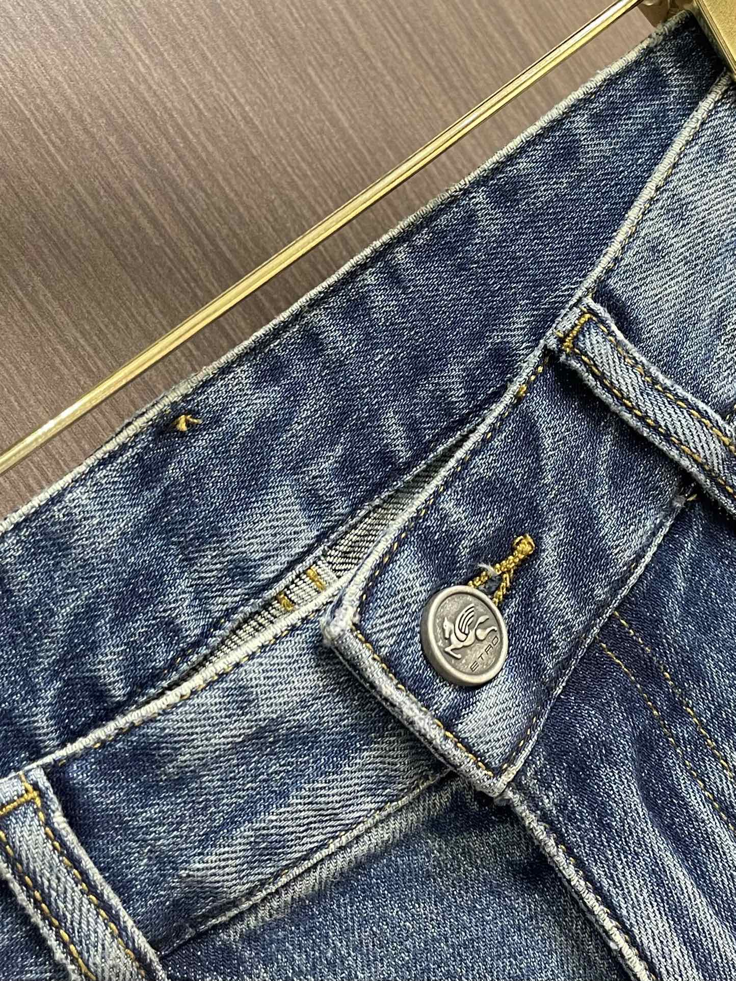 ETRO 常规款做旧丹宁牛仔裤，这款中腰牛仔裤采用经典剪裁，经过漂白水洗处理，突显丹宁牛仔的别样质感。设