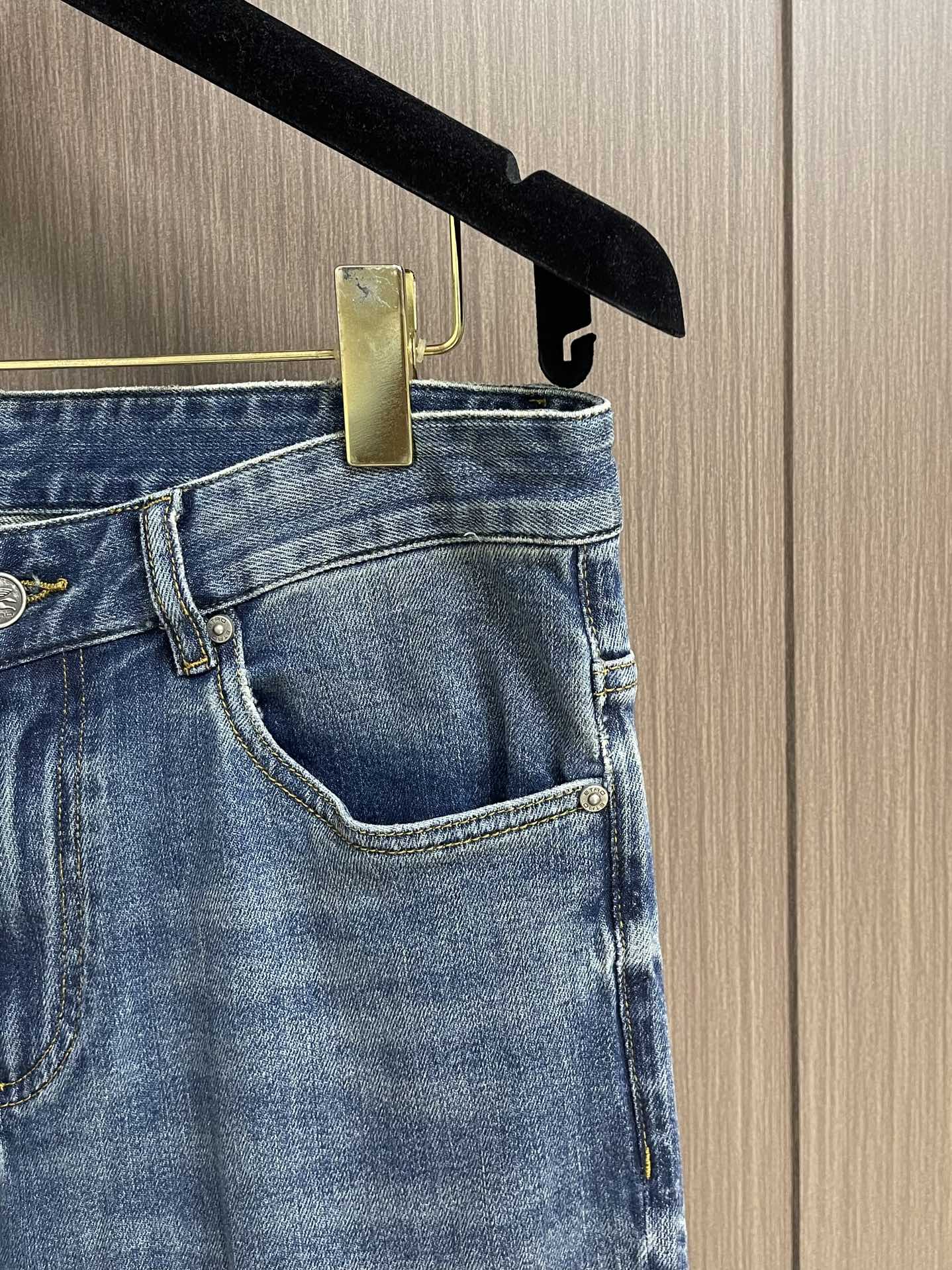 ETRO 常规款做旧丹宁牛仔裤，这款中腰牛仔裤采用经典剪裁，经过漂白水洗处理，突显丹宁牛仔的别样质感。设