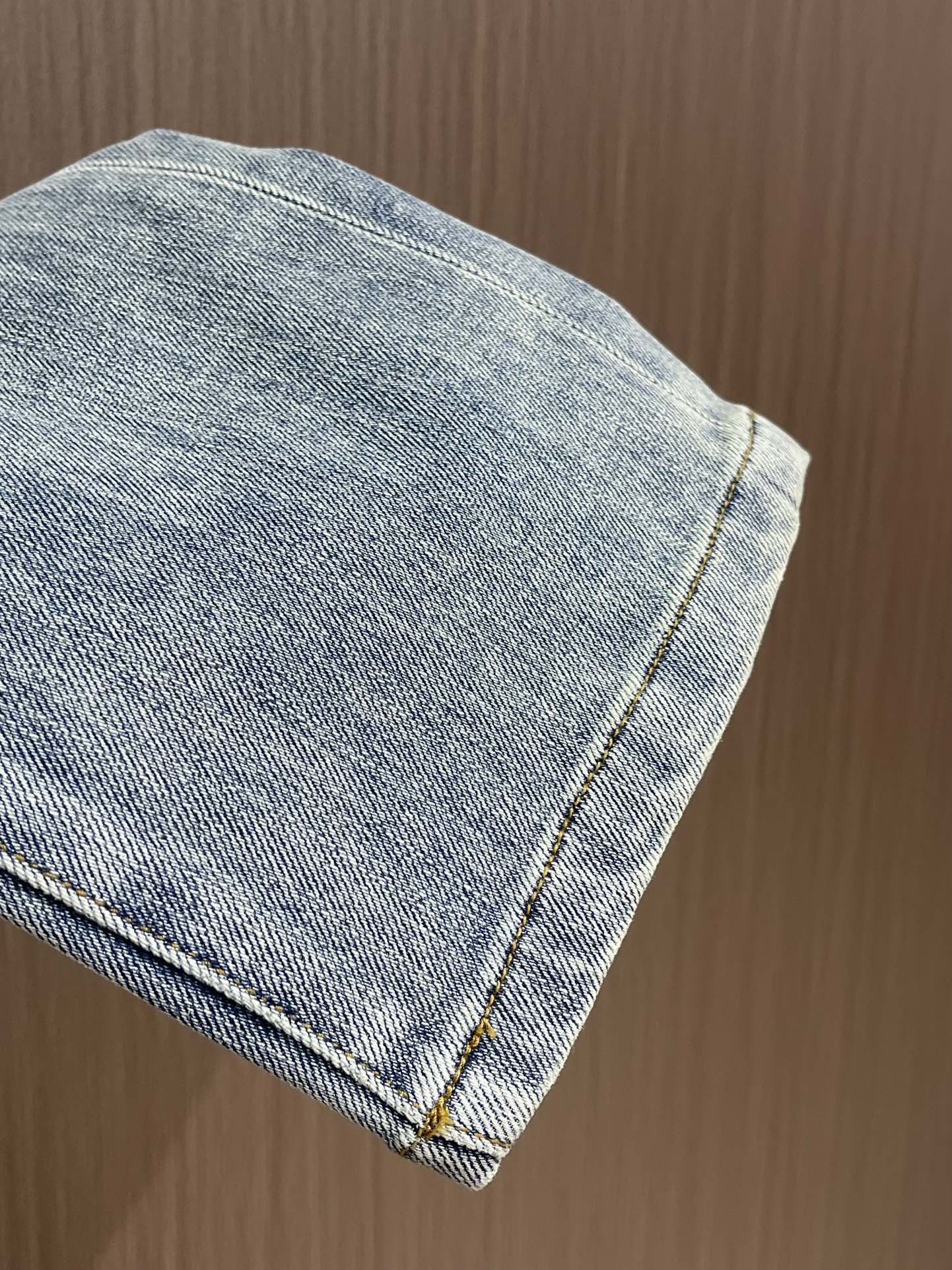 TF 2025FW夏季原单男士高端丹宁牛仔裤，系出名门，配色属于经典百搭的，色彩非常符合夏季的搭配需求，