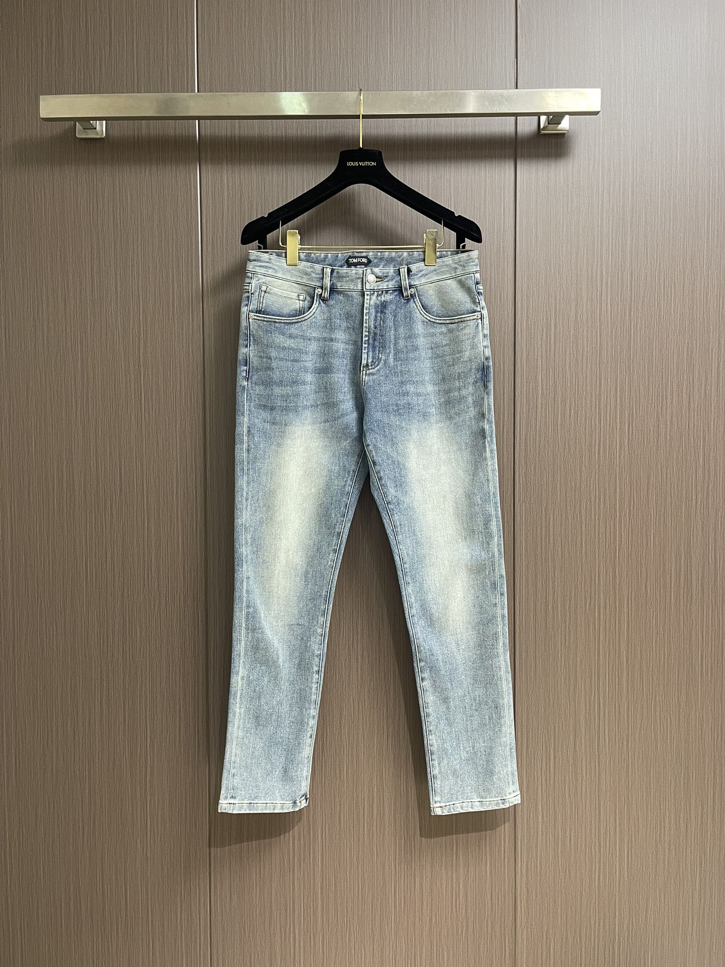 NO:538715,TF 2025FW summer original single men's high-end denim jeans are famous, the color scheme is classic and versatile, and the color is very suitable for summer matching needs. It is an excellent representative of the unscrupulous and eye-catching style in the dressing season. The turnover rate is unquestionable. The fabric is slightly elastic, and the upper body is extremely comfortable and breathable!  The details are perfect, the auxiliary materials are all supplied to customers, with a faint retro flavor, and the fusion with tannin is natural, the style is first-class, buttock lifting, slim, business and casual mix, and the duplexing is extremely practical and can be seen high-end tannin products. Size 30-38, there are 35, there are 37,,tom ford,jeans,alexander wang19860909TF 2025FW夏季原单男士高端丹宁牛仔裤,系出名门,配色属于经典百搭的,色彩非常符合夏季的搭配需求,属于穿搭季拗造型且吸睛的优秀代表,回头率毋庸置疑,面料略带弹性,上身极为舒适且透气！细节完美如斯,辅料皆为客供,有着淡淡的复古味道,与之丹宁的融合浑然天成,版型一流,提臀修身,商务与休闲混搭兼备,复搭实穿性极高,可遇而不可求的高端丹宁产物.尺码30-38 有35 无37,,tom ford,jeans,alexander wang,Men's clothing