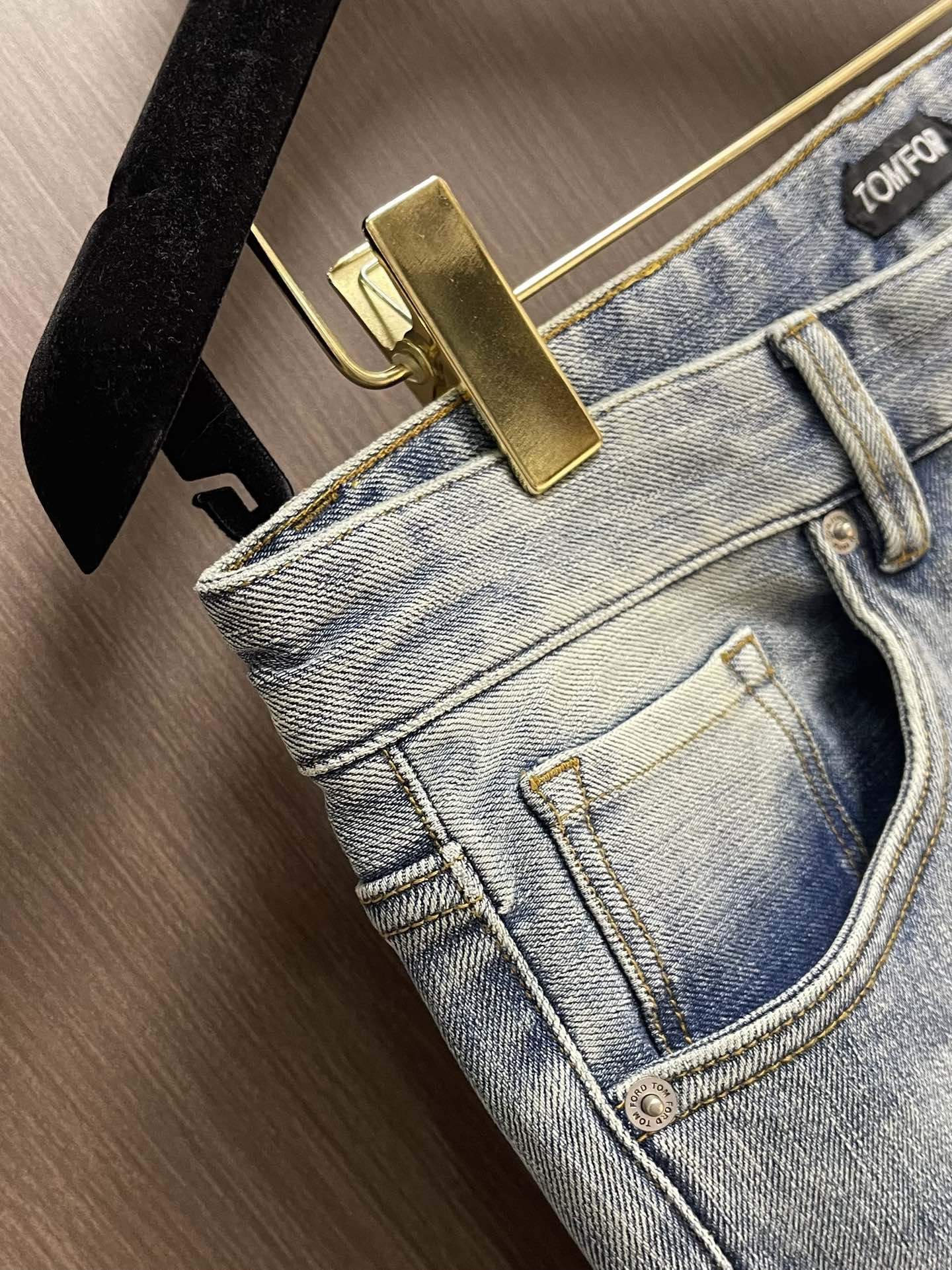 TF 2025FW夏季原单男士高端丹宁牛仔裤，系出名门，配色属于经典百搭的，色彩非常符合夏季的搭配需求，