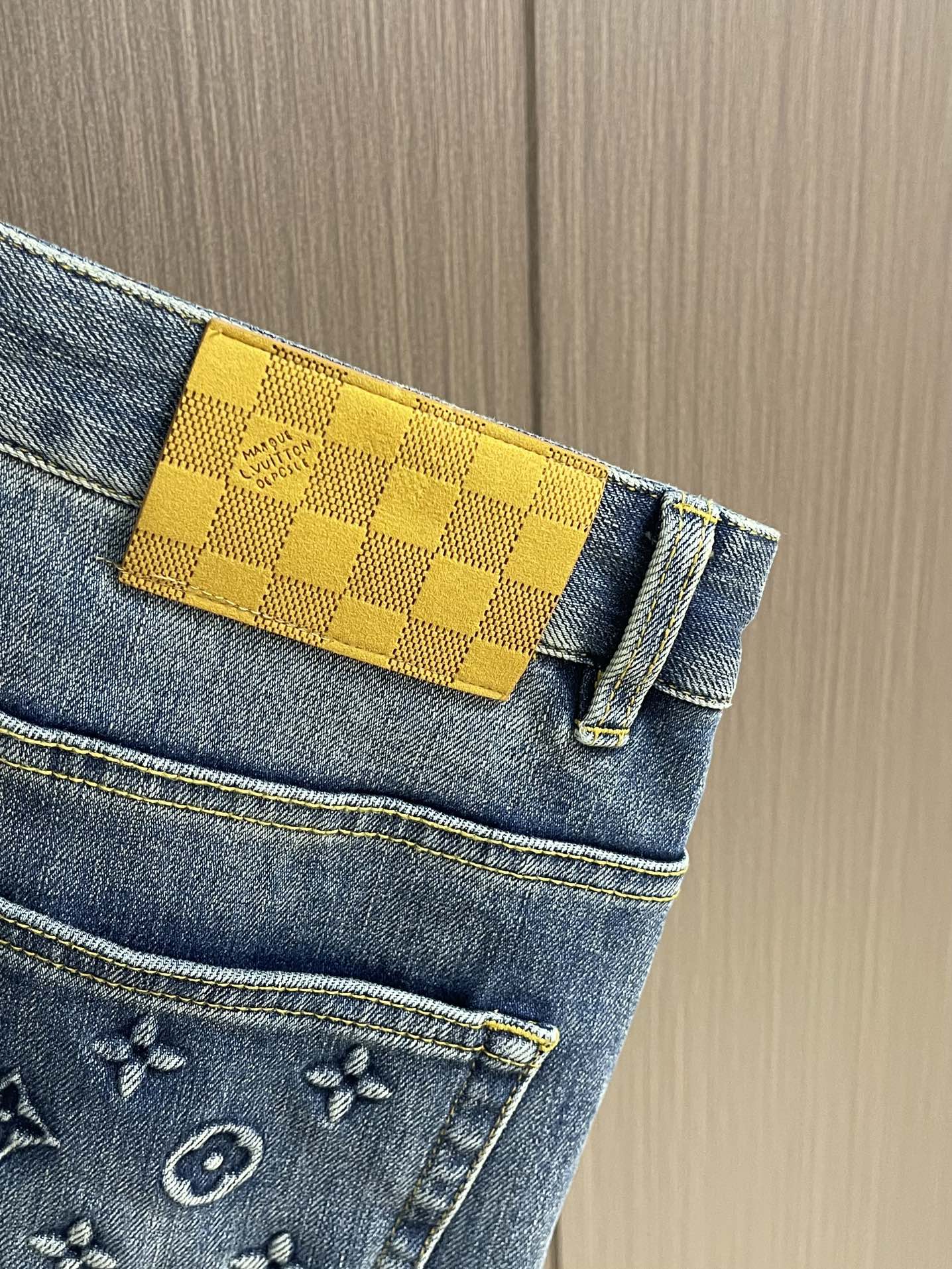 LV 2025ss早秋新款滑板牛仔裤，本款滑板牛仔裤选用日本精工丹宁布，以匠艺巧思重释经典设计。后袋处以