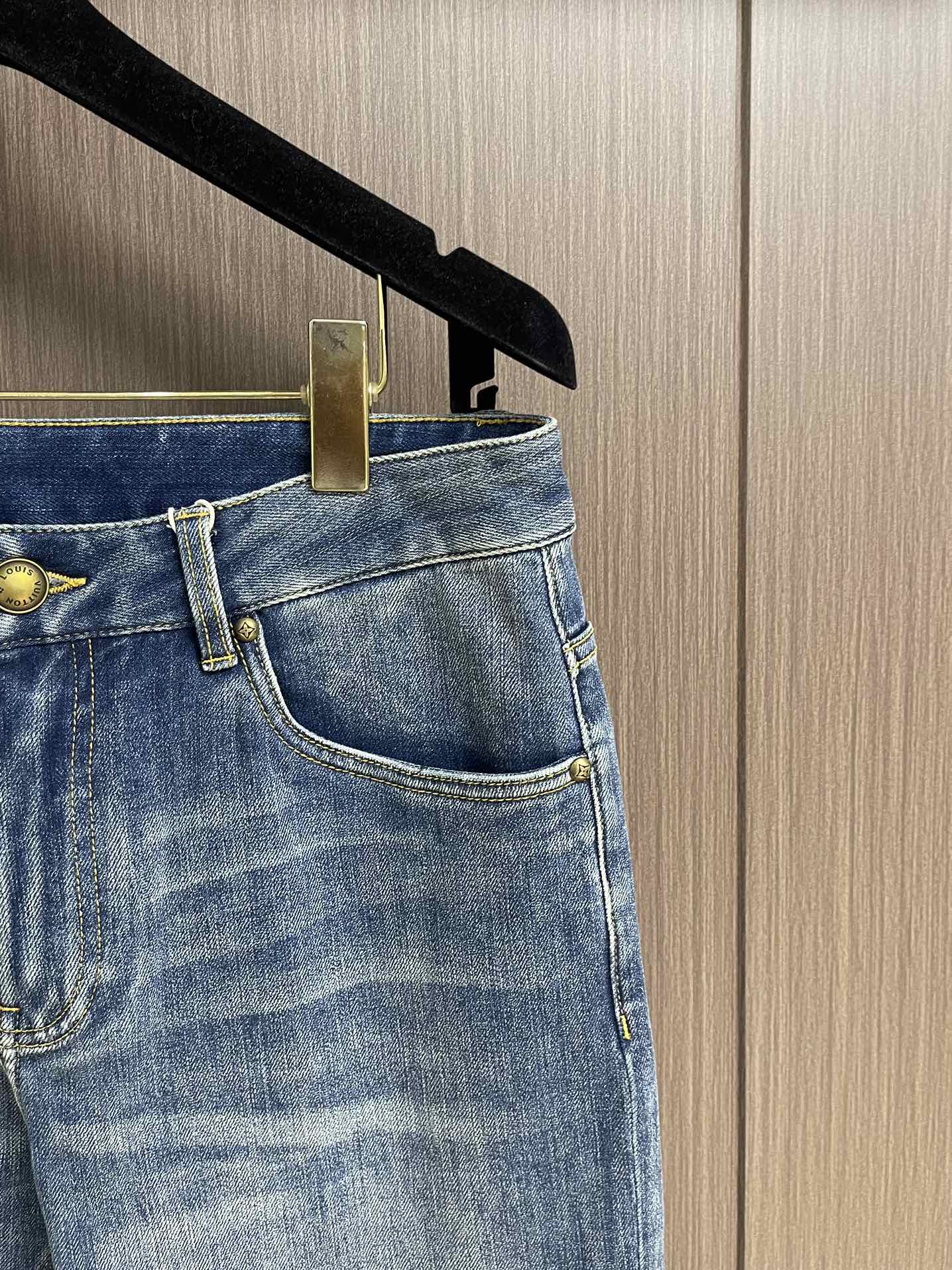 LV 2025ss早秋新款滑板牛仔裤，本款滑板牛仔裤选用日本精工丹宁布，以匠艺巧思重释经典设计。后袋处以