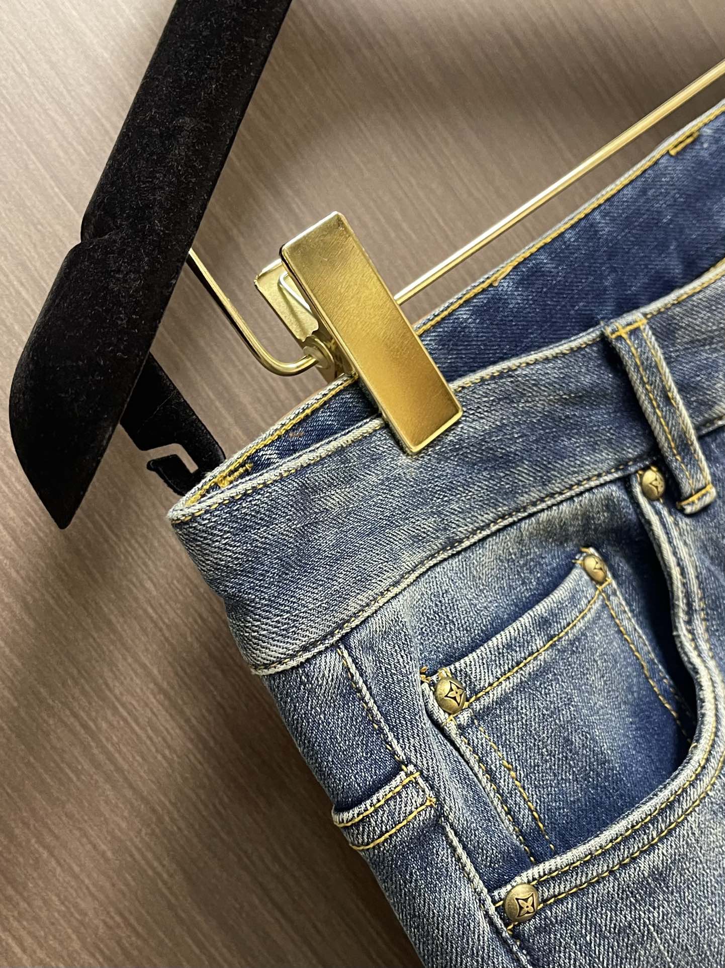 LV 2025ss早秋新款滑板牛仔裤，本款滑板牛仔裤选用日本精工丹宁布，以匠艺巧思重释经典设计。后袋处以