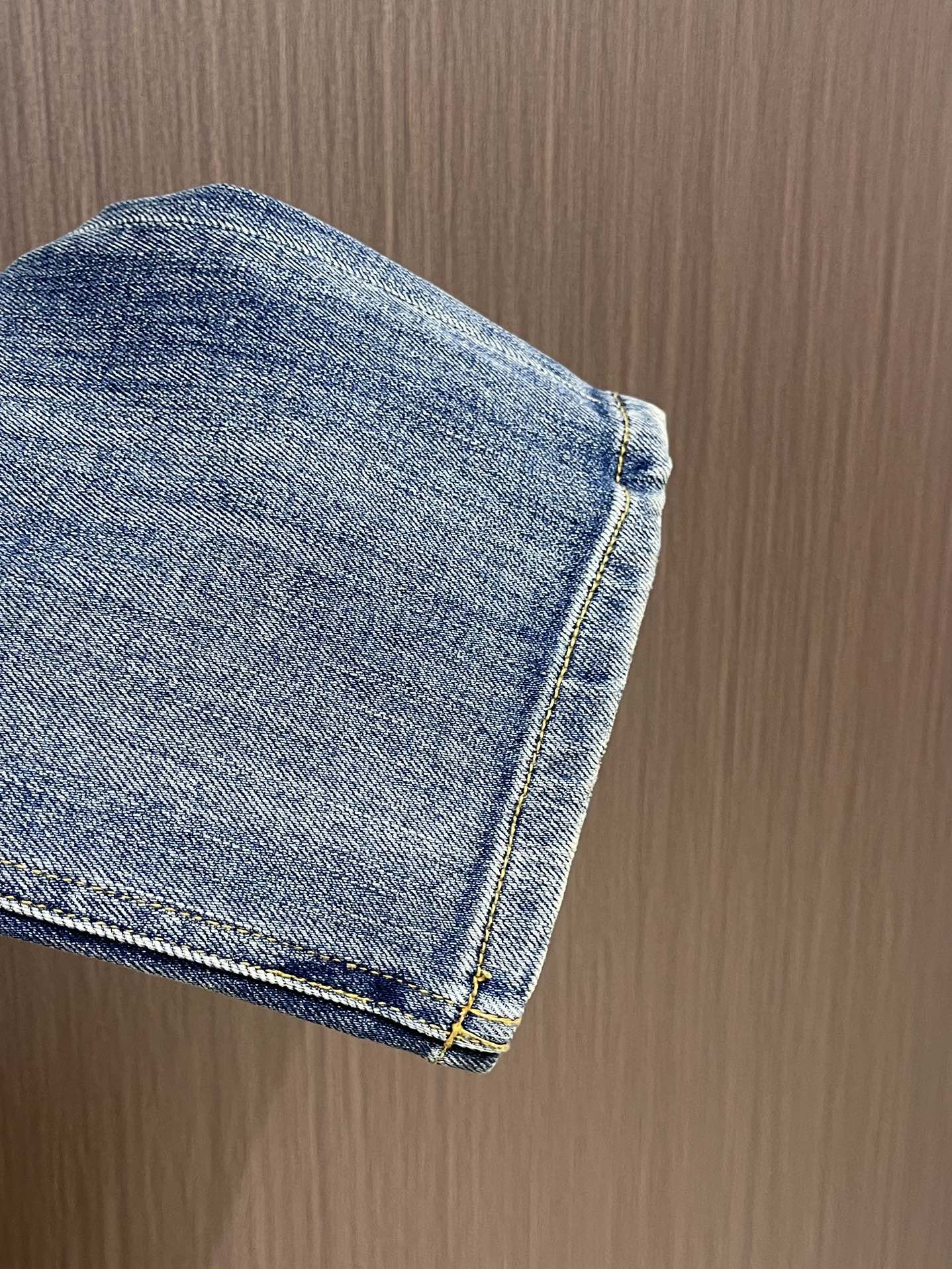 LV 2025ss早秋新款滑板牛仔裤，本款滑板牛仔裤选用日本精工丹宁布，以匠艺巧思重释经典设计。后袋处以