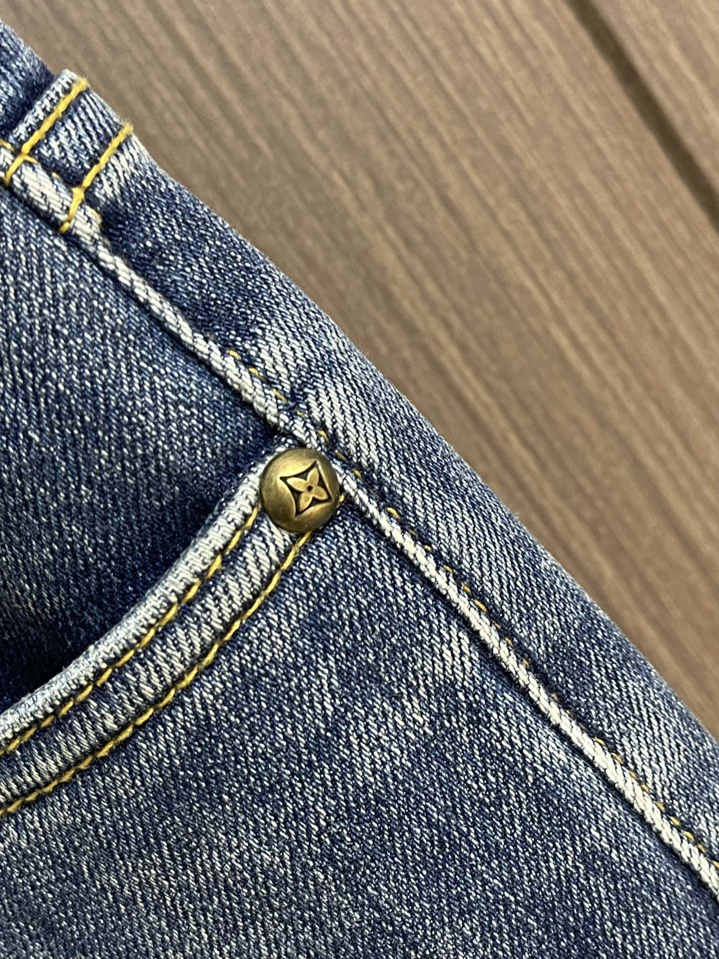 LV 2025ss早秋新款滑板牛仔裤，本款滑板牛仔裤选用日本精工丹宁布，以匠艺巧思重释经典设计。后袋处以