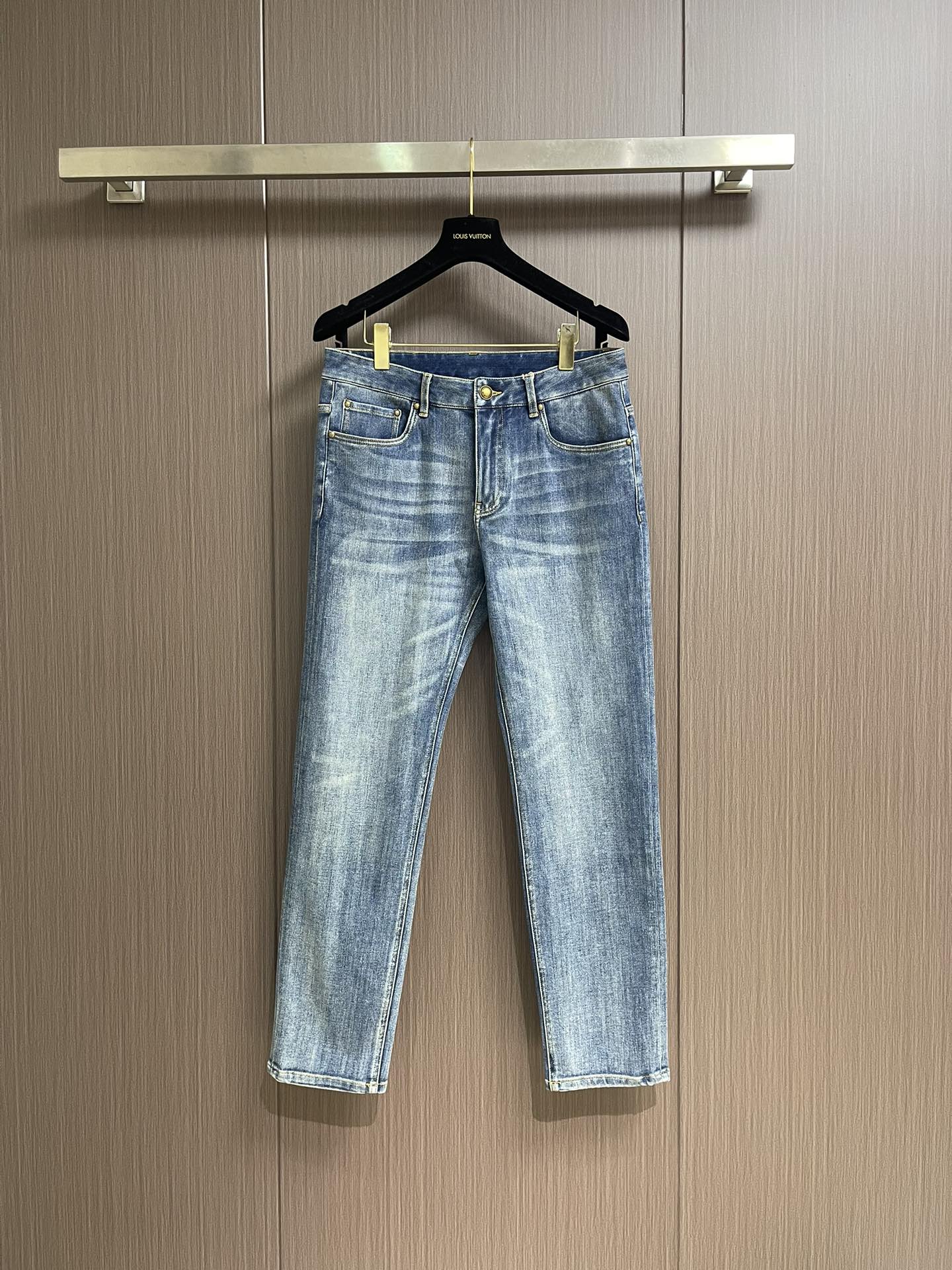 NO:538718,LV 2025ss early autumn new skateboard jeans, this skateboard jeans are made of Japanese seiko denim, which uses craftsmanship and ingenuity to reinterpret the classic design. The back pocket is embossed with LV logo logo, and the waist is decorated with nubby leather logo patch, which can be easily matched with various shapes. Size 30-38, 35, 37,,louis vuitton, jeans, alexander wang19860909LV 2025ss早秋新款滑板牛仔裤,本款滑板牛仔裤选用日本精工丹宁布,以匠艺巧思重释经典设计.后袋处以压花 LV logo标识,腰际点缀正绒面革标识贴饰,可轻松搭配各式造型.尺码30-38 有35 无37,,louis vuitton,jeans,alexander wang,Men's clothing