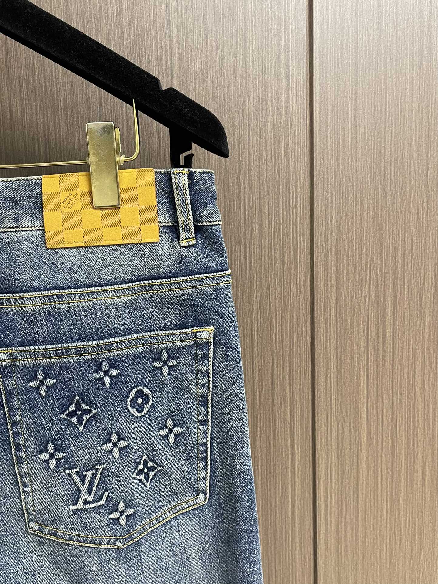 LV 2025ss早秋新款滑板牛仔裤，本款滑板牛仔裤选用日本精工丹宁布，以匠艺巧思重释经典设计。后袋处以