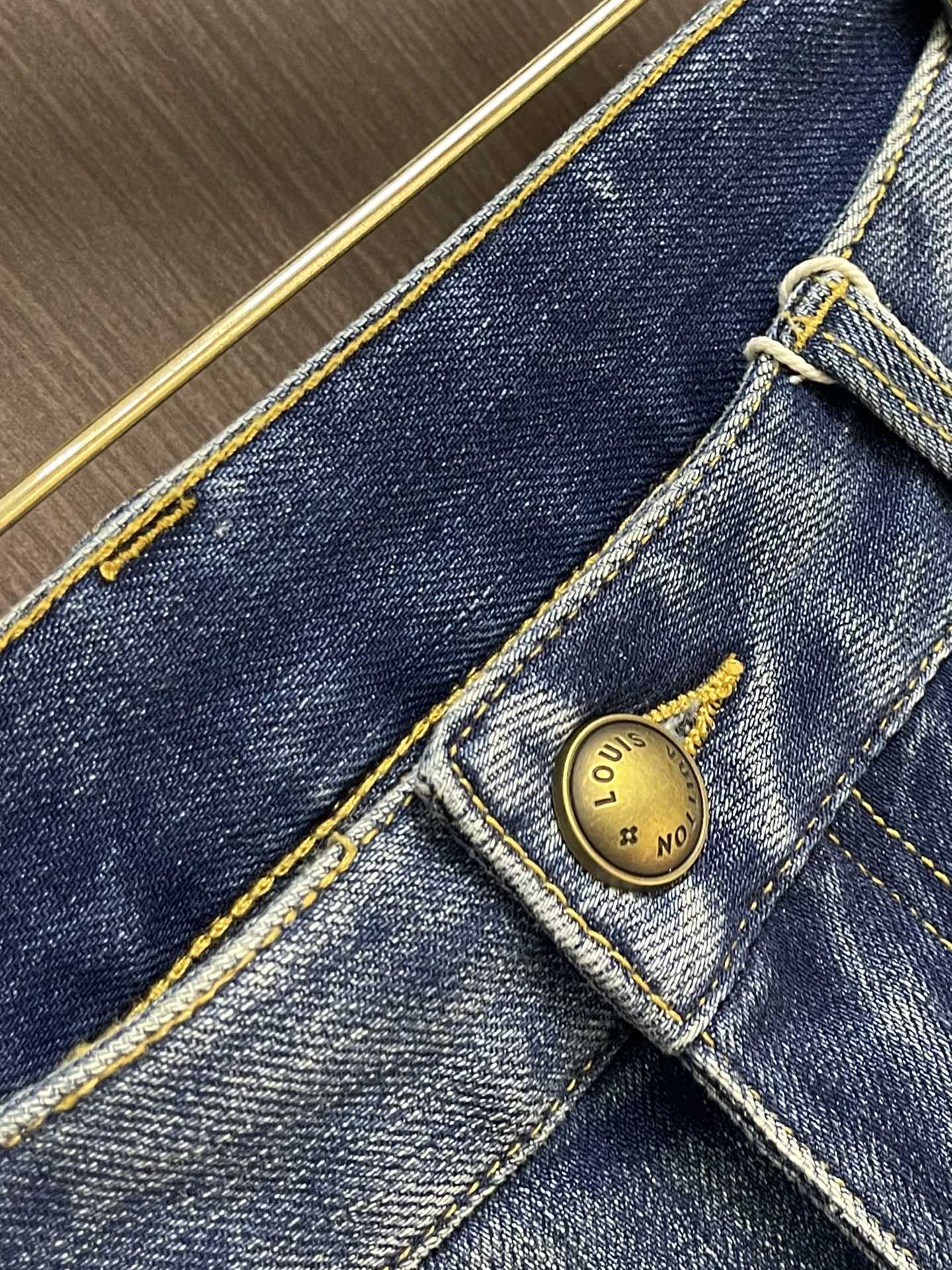 LV 2025ss早秋新款滑板牛仔裤，本款滑板牛仔裤选用日本精工丹宁布，以匠艺巧思重释经典设计。后袋处以