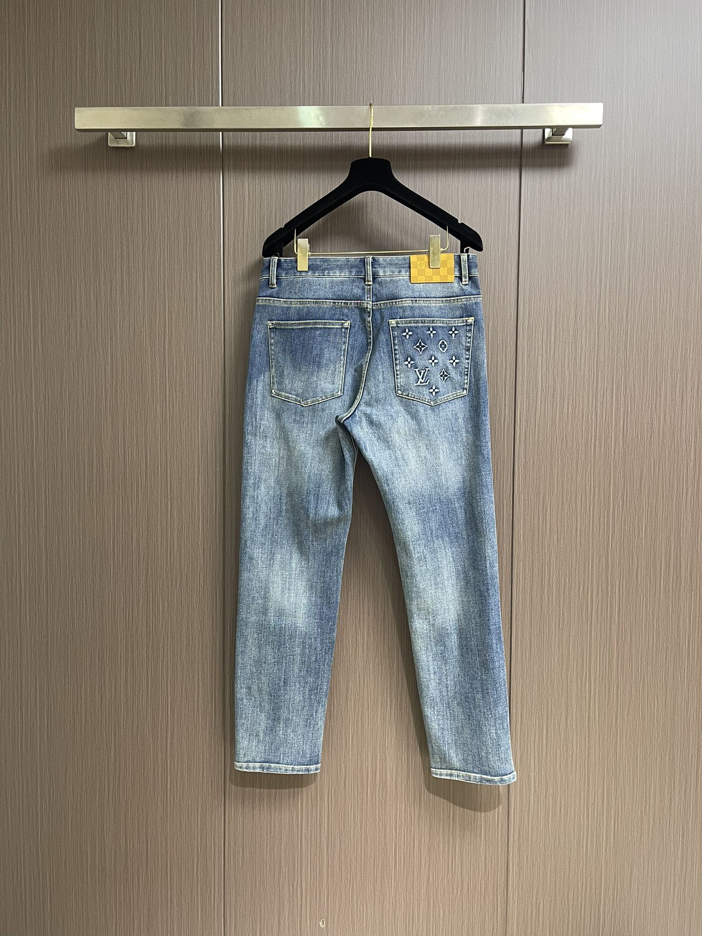 LV 2025ss早秋新款滑板牛仔裤，本款滑板牛仔裤选用日本精工丹宁布，以匠艺巧思重释经典设计。后袋处以