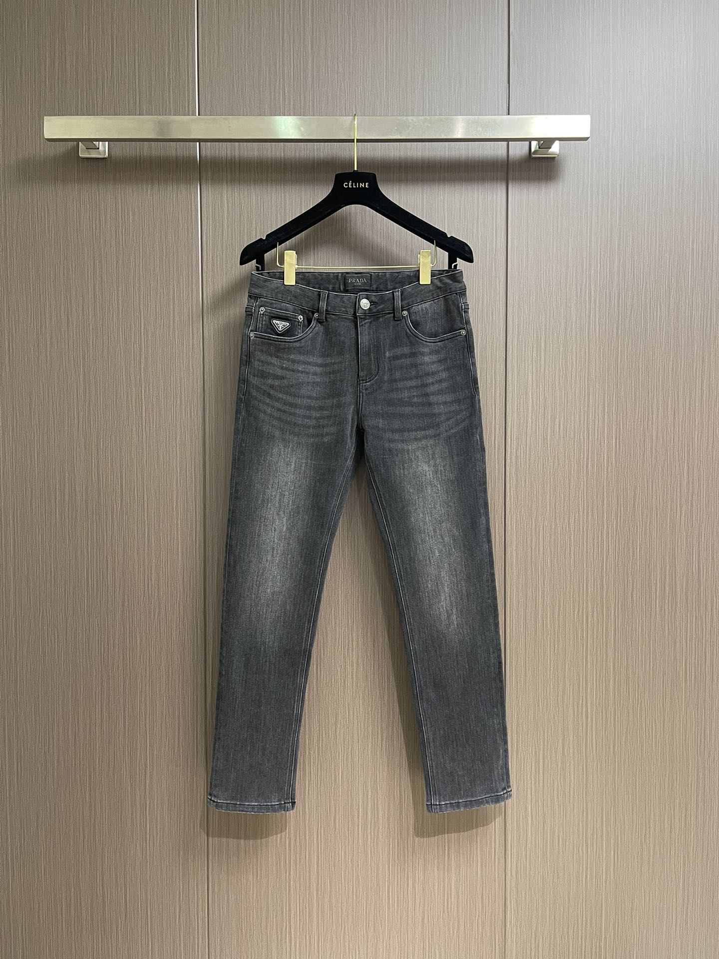 NO:539619,Prada 2025SS early autumn new brand logo jeans, original custom reproduction, customer-supplied hardware and accessories, original quality, imported denim fabric heavy-duty washing, fine workmanship and excellent upper body!  Preferred items. Size 30-38 There are 35 No 37, prada, jeans, alexander wang19860909Prada 2025SS早秋新款品牌标识牛仔裤 原版定制复刻 客供五金辅料 原单品质 进口牛仔面料重工洗水 做工走线精细 上身绝佳！优选单品.尺码30-38 有35 无37,,prada,jeans,alexander wang,Men's clothing