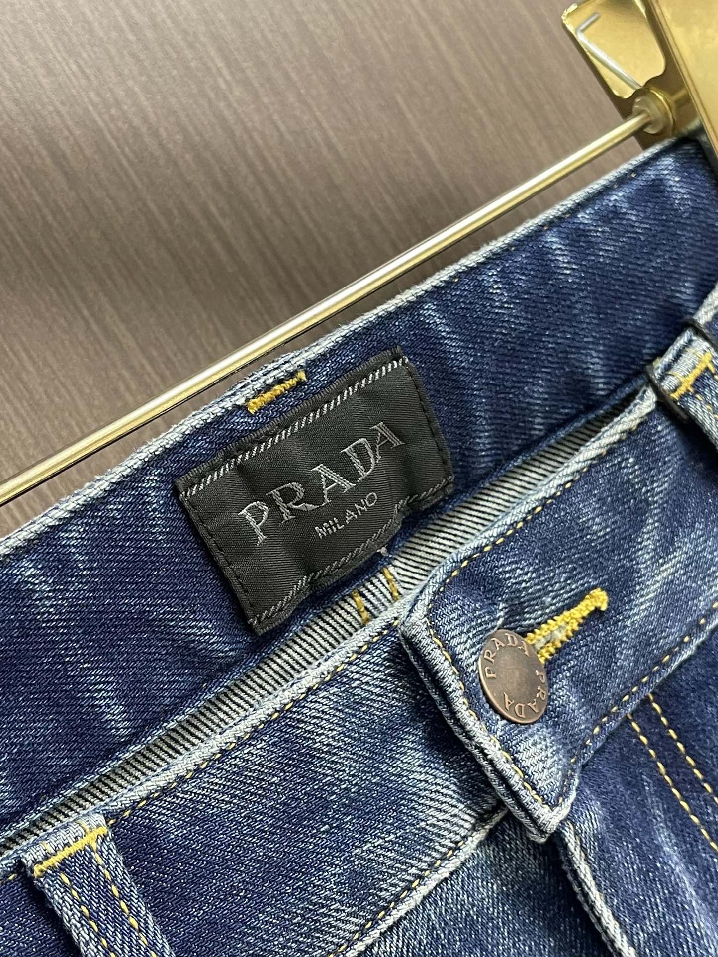 Prada 2025SS早秋新款品牌标识牛仔裤 原版定制复刻 客供五金辅料 原单品质 进口牛仔面料重工洗