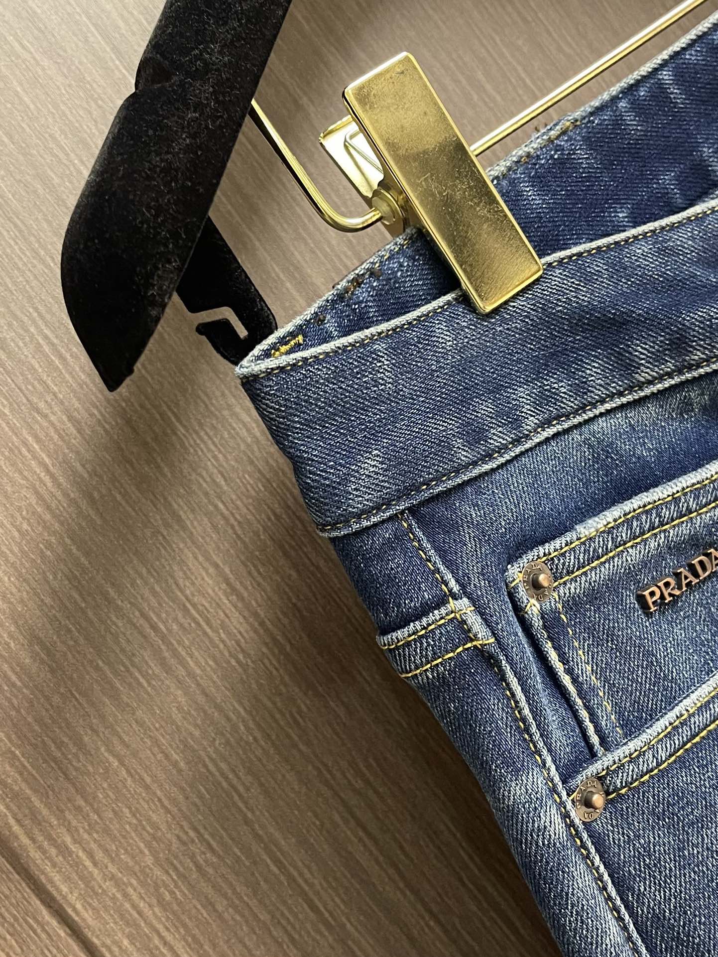 Prada 2025SS早秋新款品牌标识牛仔裤 原版定制复刻 客供五金辅料 原单品质 进口牛仔面料重工洗