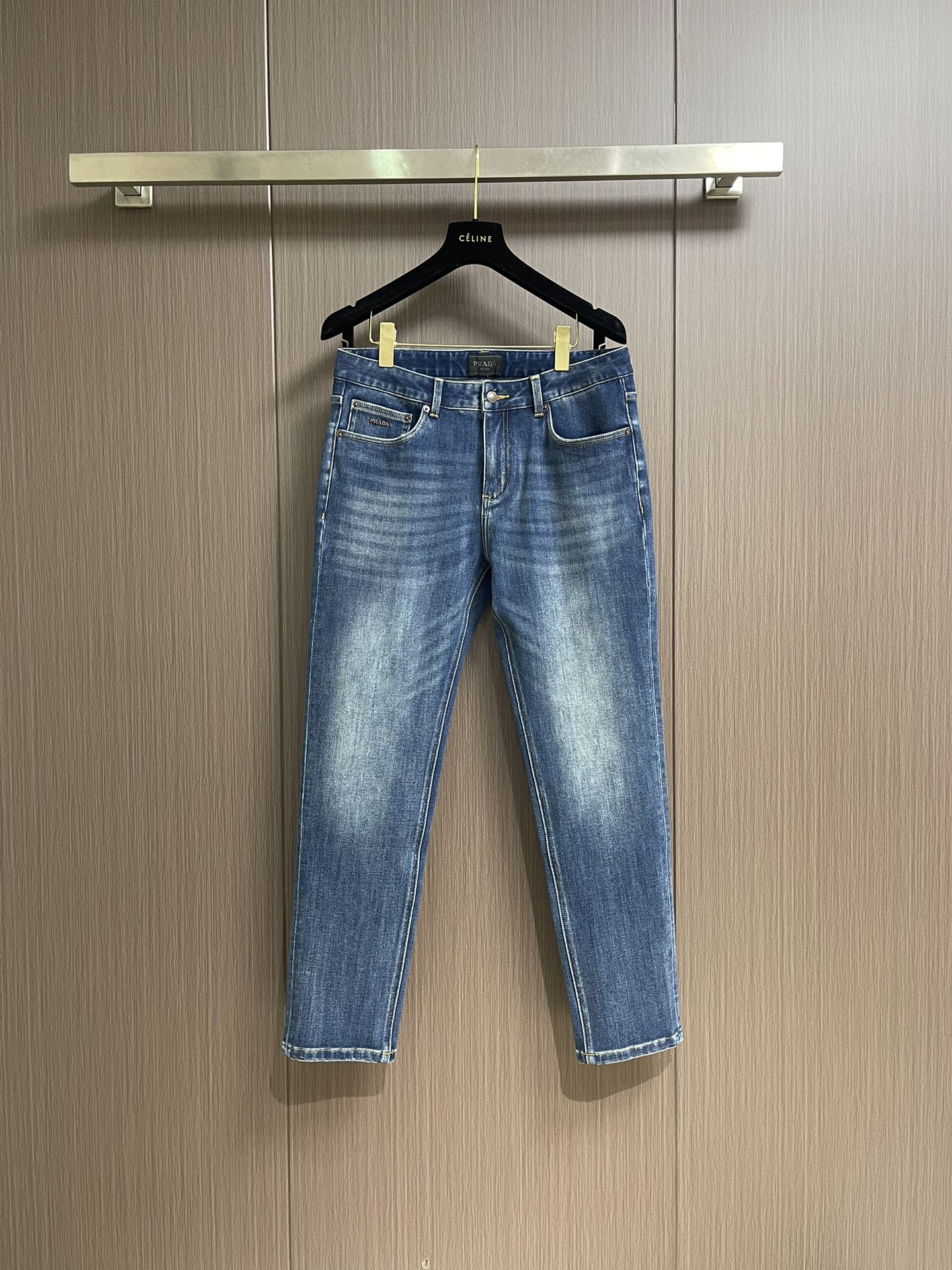 NO:538645,Prada 2025SS early autumn new brand logo jeans, original custom reproduction, customer-supplied hardware and accessories, original quality, imported denim fabric heavy-duty washing, fine workmanship and excellent upper body!  Preferred items. Size 30-38 There are 35 No 37, prada, jeans, alexander wang19860909Prada 2025SS早秋新款品牌标识牛仔裤 原版定制复刻 客供五金辅料 原单品质 进口牛仔面料重工洗水 做工走线精细 上身绝佳！优选单品.尺码30-38 有35 无37,,prada,jeans,alexander wang,Men's clothing