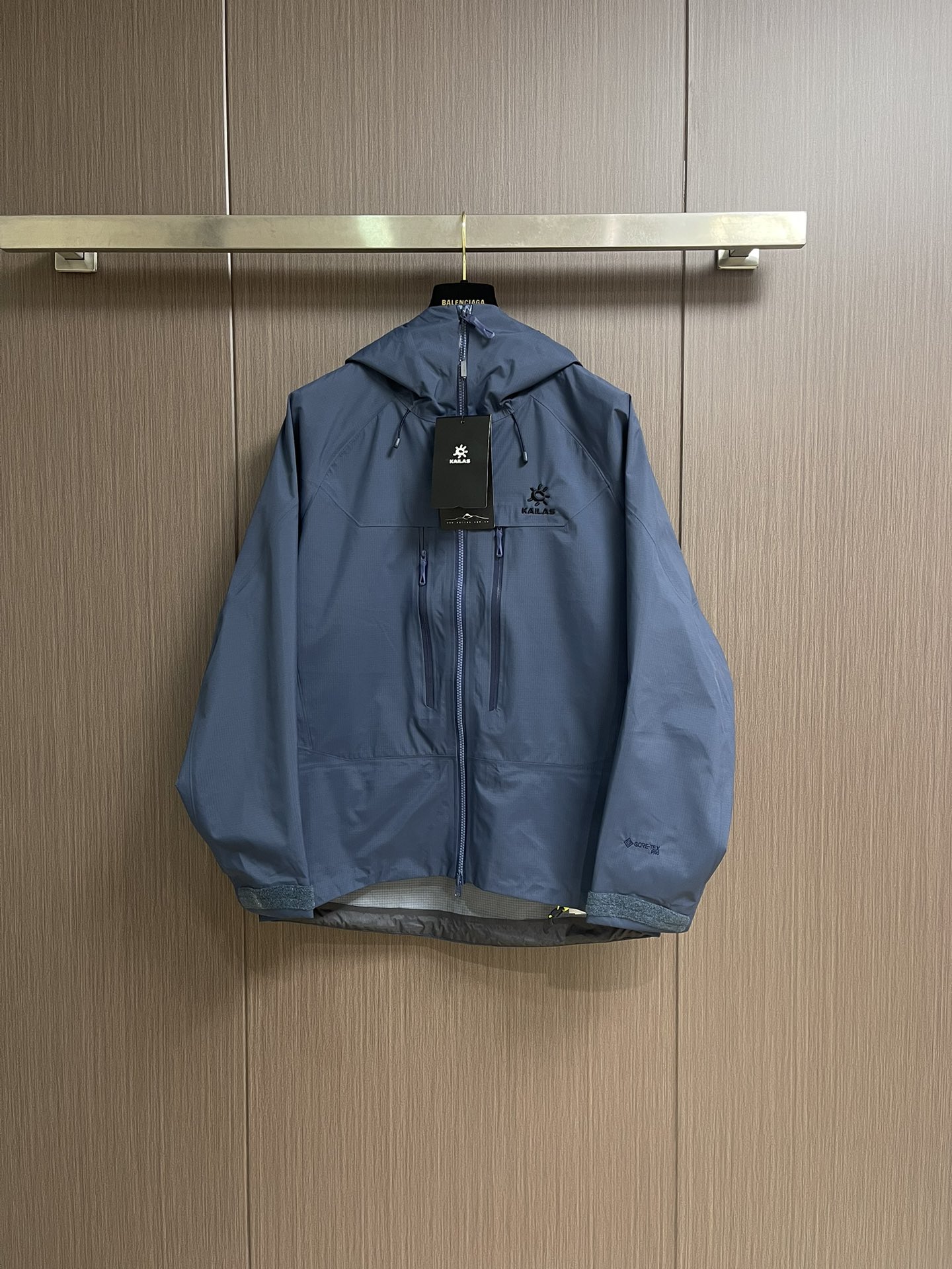 NO:537670,KAILAS MontxPro hard shell jacket, GORE-TEX PRO 3L fabric, top three-proof performance, 40D 8mm narrow glue pressing process, light weight and wear-resistant, exclusive Napoleon chest pocket for climbing, easy to climb and pick up, super long waterproof zipper underarms, fast heat dissipation; removable snow skirt, skiing is not afraid of wind and snow. Whether it is mountaineering, skiing or hiking, it is super safe to have it!  Size S-XXL, skirts, alexander wang19860909凯乐石 KAILAS MontxPro硬壳冲锋衣,GORE-TEX PRO 3L面料 顶级三防性能,40D 8mm窄压胶工艺 轻量耐磨,攀登专属拿破仑胸袋,方便攀爬取物,腋下超长防水拉链,散热快；可拆卸雪裙,滑雪不怕风雪灌.不管登山、滑雪还是徒步通勤,有它超安心！尺码S-XXL,,skirts,alexander wang,Men's clothing