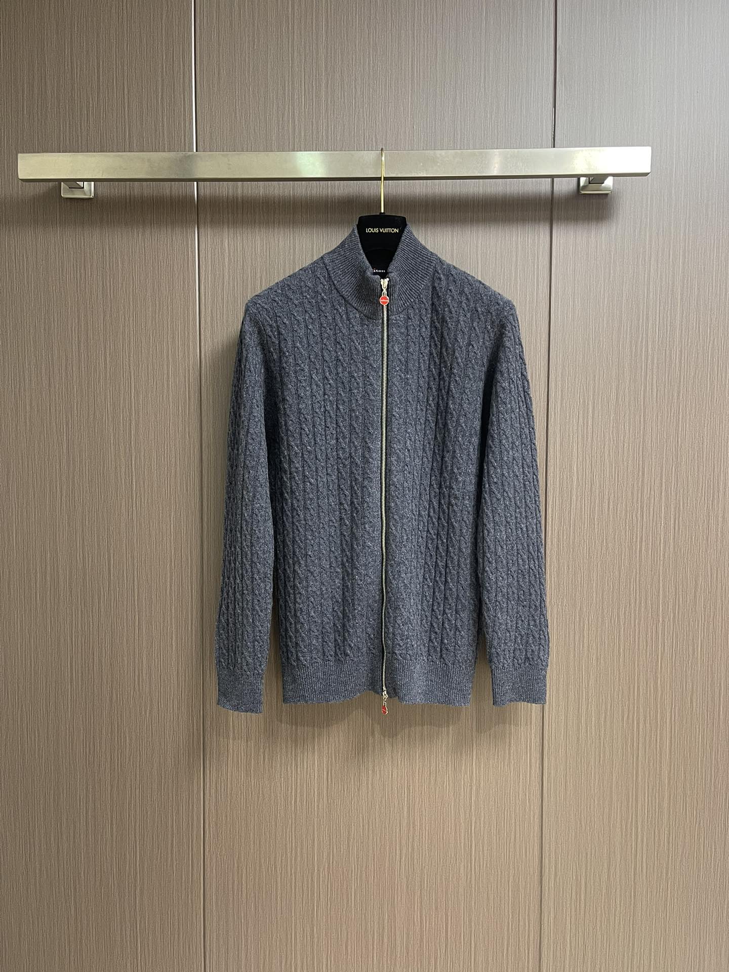 kiton 拉链小高领针织毛衣，精选优质美利奴羊毛，轻盈蓬松却比普通羊毛更保暖，室内外自由切换，告别臃肿