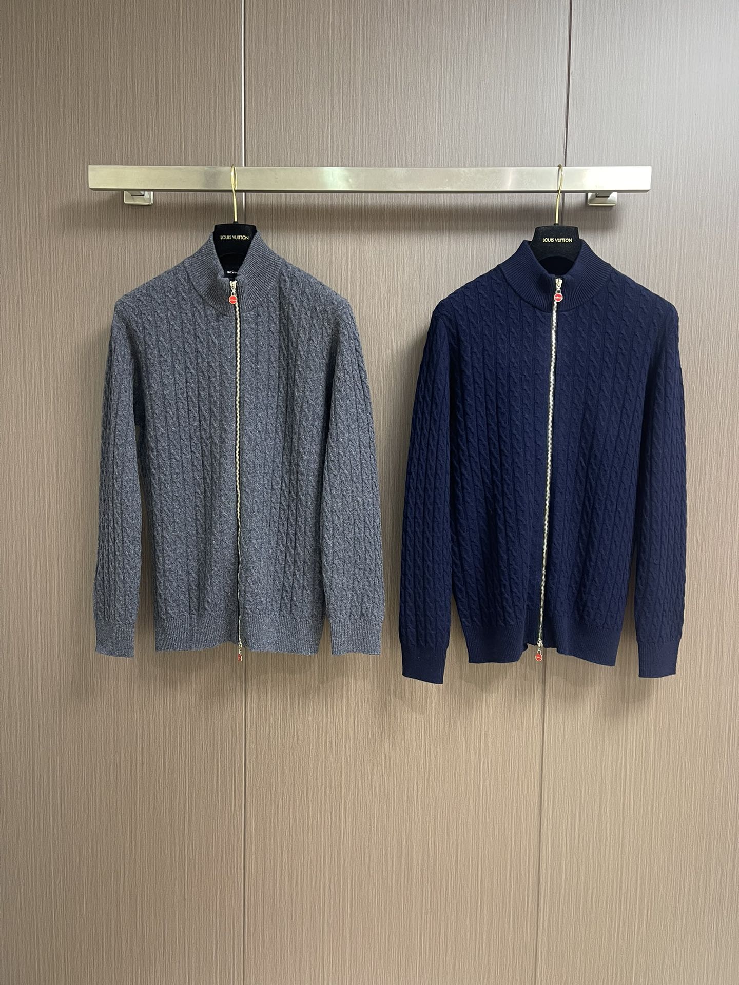 kiton 拉链小高领针织毛衣，精选优质美利奴羊毛，轻盈蓬松却比普通羊毛更保暖，室内外自由切换，告别臃肿