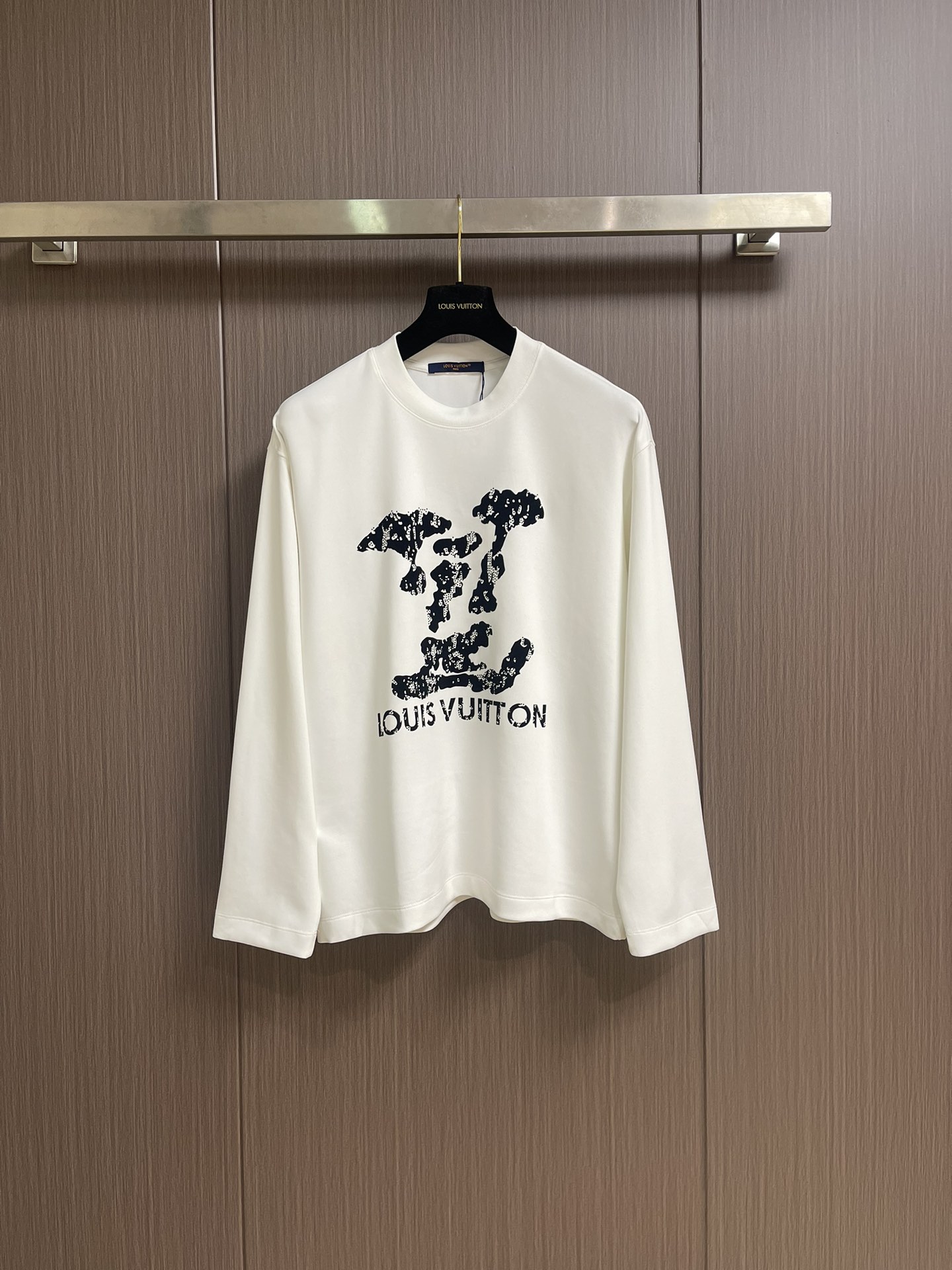 NO:537650,LV 2025fw printed logo long-sleeved T-shirt, customized 260g cotton double yarn tight and smooth fabric, clean cloth surface, clear cloth pattern, very delicate and solid feel, more firm and tight and wear-resistant, the dress has three-dimensional positioning and tailoring. Size S-XXL S-Size clothes 67 bust 110 shoulder width 50.5 M-size clothes 69 bust 114 shoulder width 52 L-size clothes 71 bust 118 shoulder width 53.5 XL-size clothes 73 bust 122 shoulder width 55 XXL-size clothes 75 bust 126 shoulder width 56.5,,louis vuitton,tees,t-shirt,alexander wang19860909LV 2025fw 印花logo长袖t恤,定制260g全棉双纱紧密爽滑面料,布面干净,布纹清晰,手感非常细腻扎实,更加力挺 紧实耐磨,整衣立体定位剪裁.尺码S-XXL S码衣长67胸围110 肩宽50.5 M码衣长69 胸围114 肩宽52 L码衣长71 胸围118 肩宽53.5 XL码衣长73 胸围122 肩宽55 XXL码肩宽75 胸围126 肩宽56.5,,louis vuitton,tees，t-shirt,alexander wang,Men's clothing